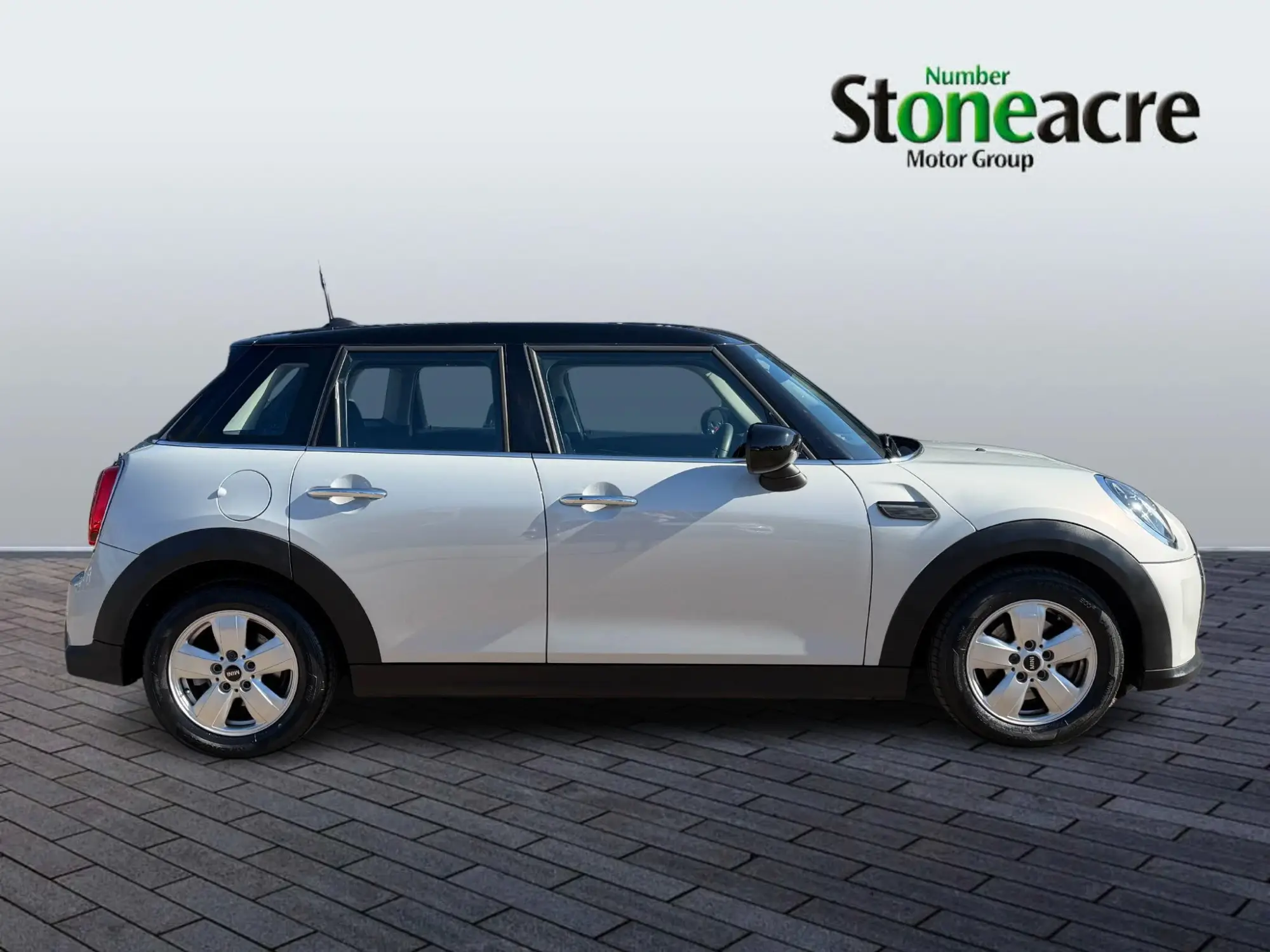 MINI Hatch 1.5 Cooper Classic Steptronic Euro 6 (s/s) 5dr SA22NMX Image 2