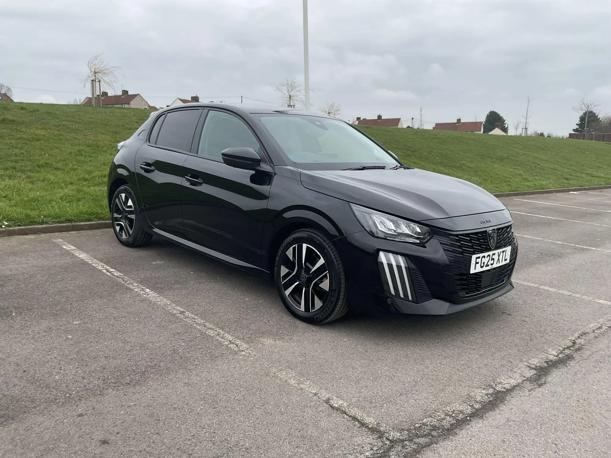 Peugeot 208 1.2 PureTech Allure Euro 6 (s/s) 5dr FG25XTL Image 1