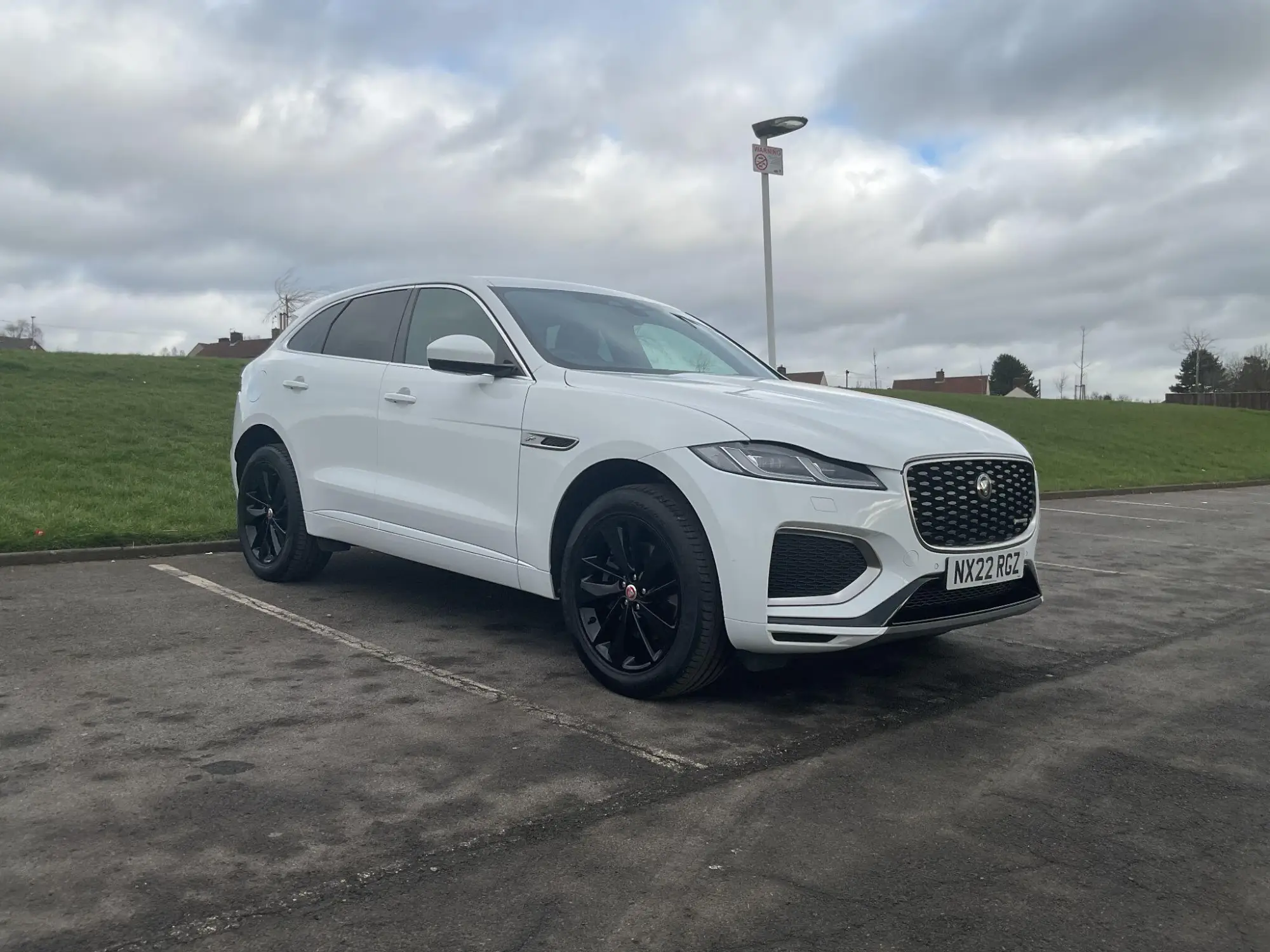 Jaguar F-Pace 2.0 D200 MHEV R-Dynamic SE Auto AWD Euro 6 (s/s) 5dr NX22RGZ Image 1