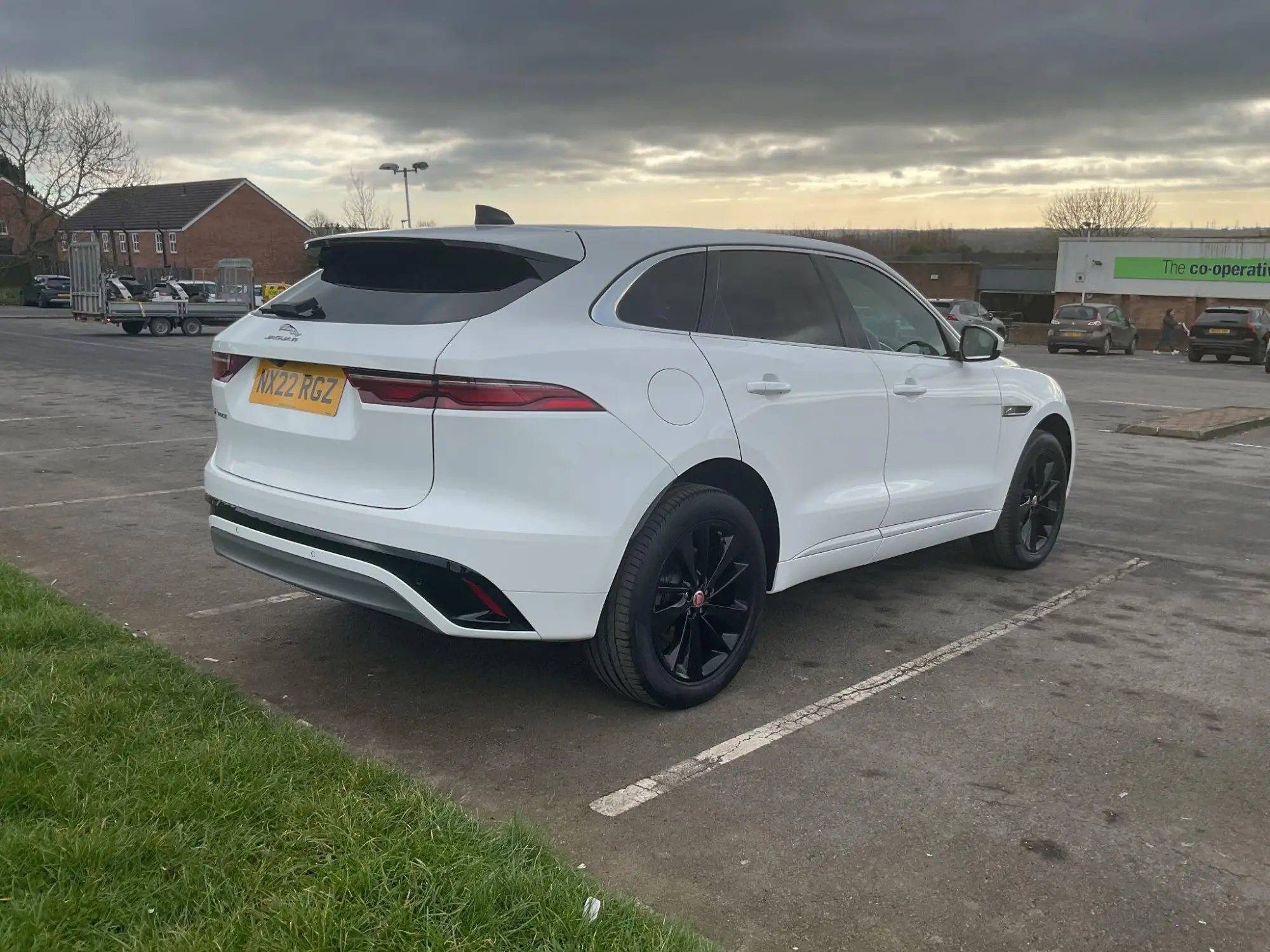 Jaguar F-Pace 2.0 D200 MHEV R-Dynamic SE Auto AWD Euro 6 (s/s) 5dr NX22RGZ Image 2