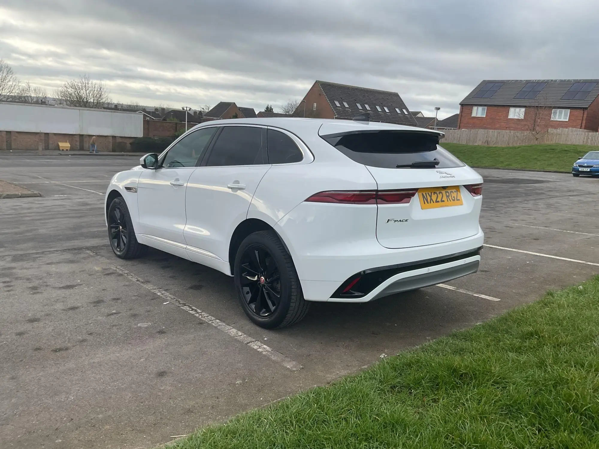 Jaguar F-Pace 2.0 D200 MHEV R-Dynamic SE Auto AWD Euro 6 (s/s) 5dr NX22RGZ Image 3