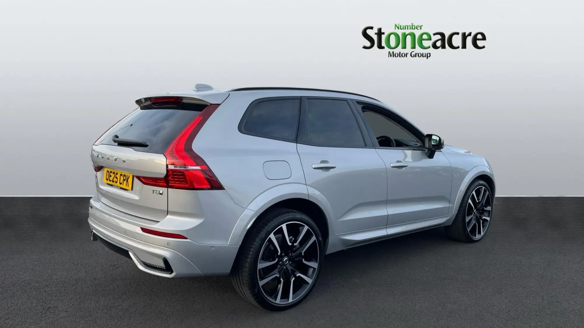 Volvo XC60 2.0h T8 18.8kWh Ultra Dark Auto AWD Euro 6 (s/s) 5dr OE25CPK Image 2