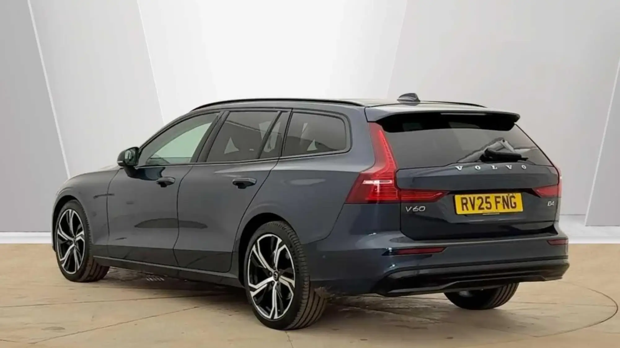 Volvo V60 2.0 B4 MHEV Ultra DCT Auto Euro 6 (s/s) 5dr RV25FNG Image 3