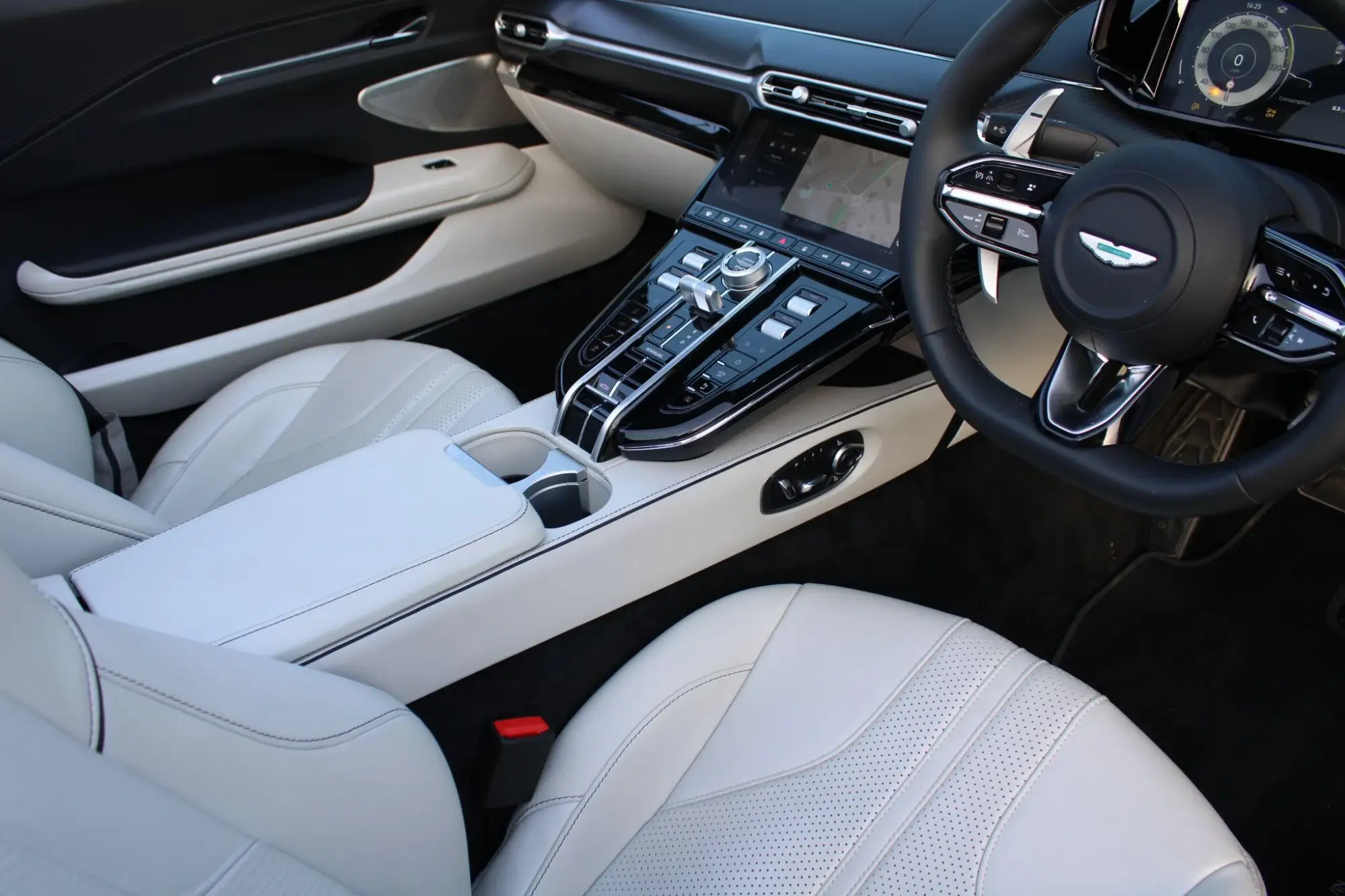 Aston Martin Vantage Roadster Image 3