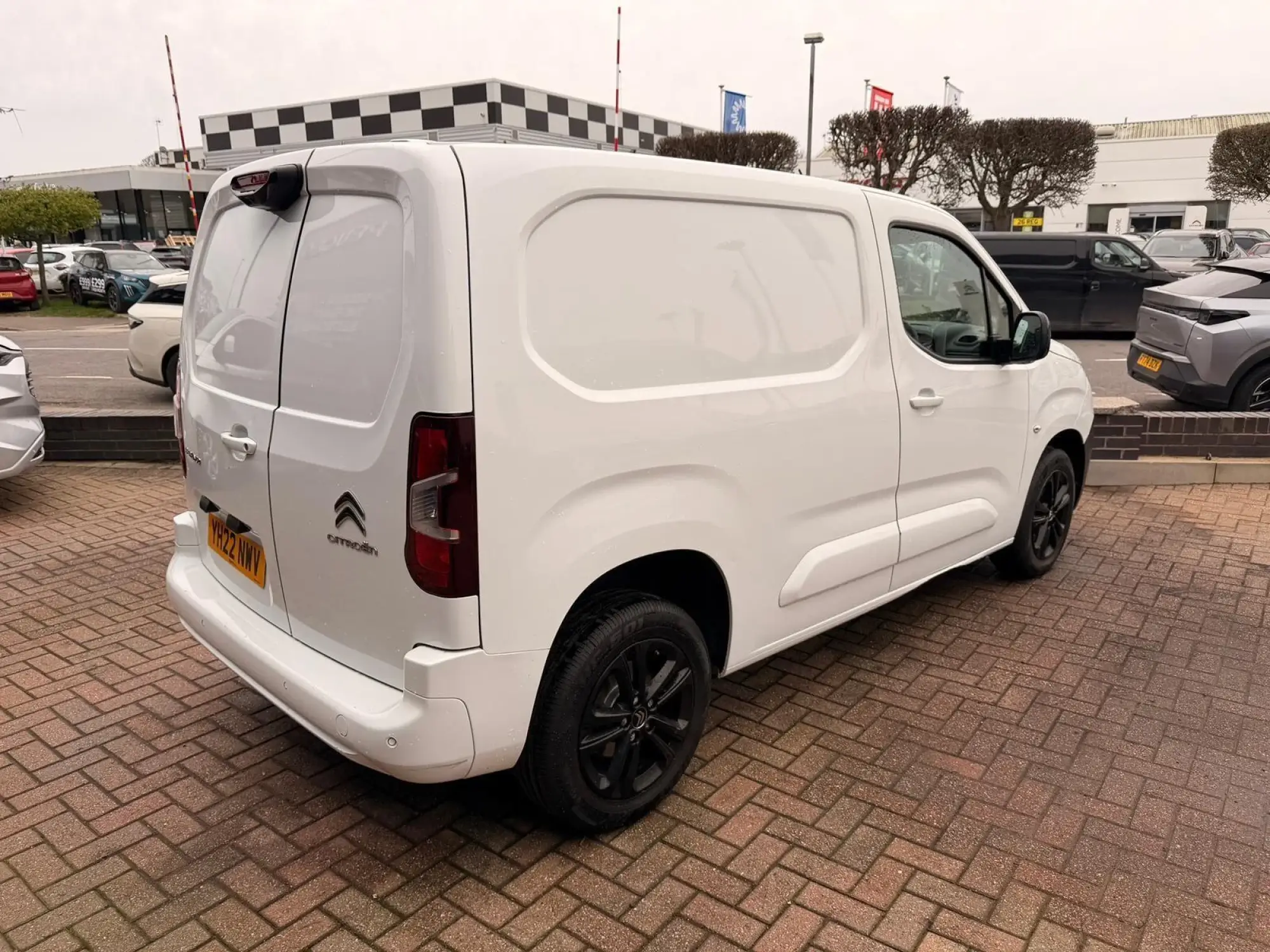 Citroen Berlingo 1.5 BlueHDi 1000 Driver M Pro SWB Euro 6 (s/s) 5dr YH22NWV Image 3