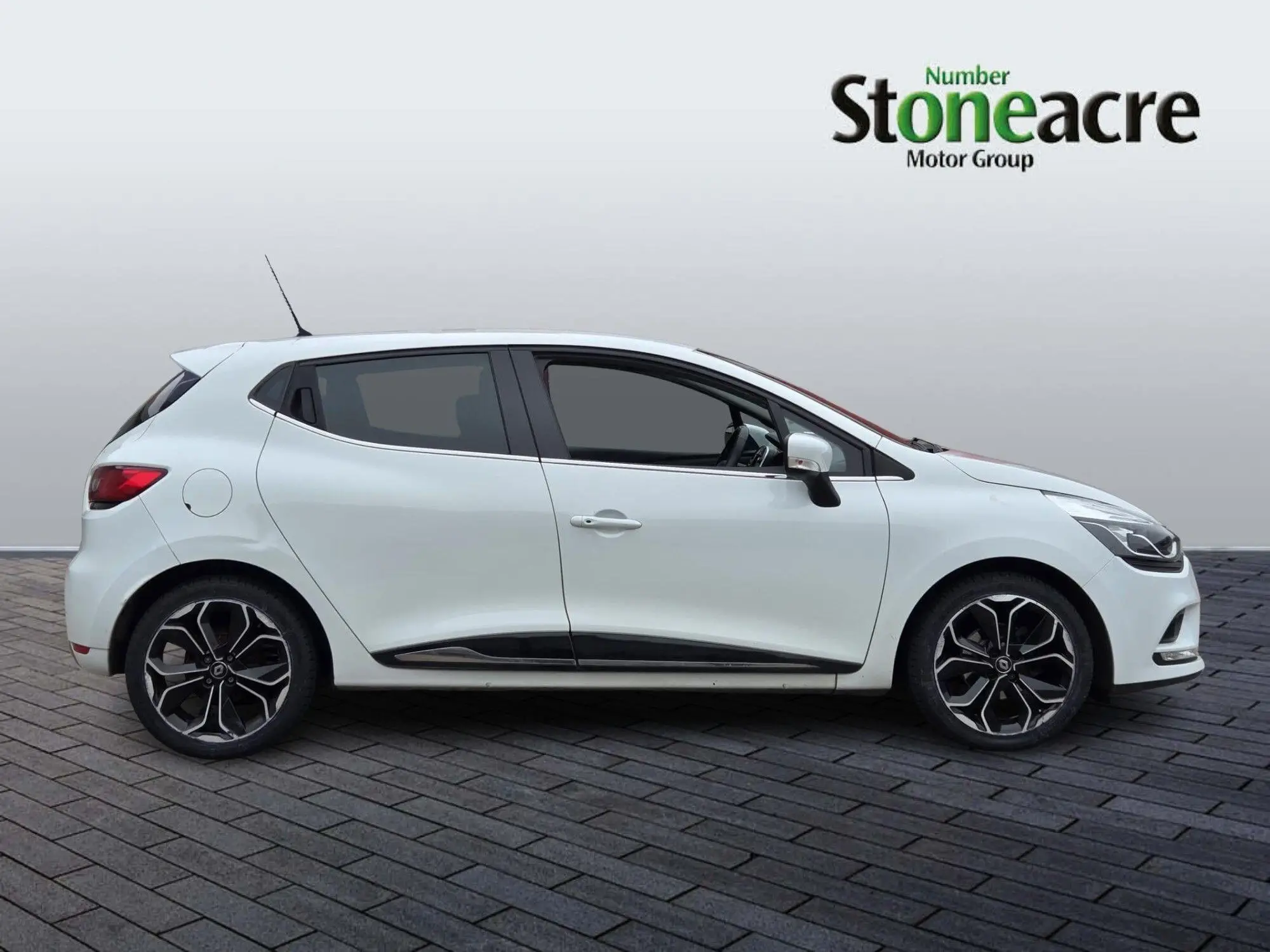 Renault Clio Iconic TCe 90 MY18 YX69ZRD Image 2