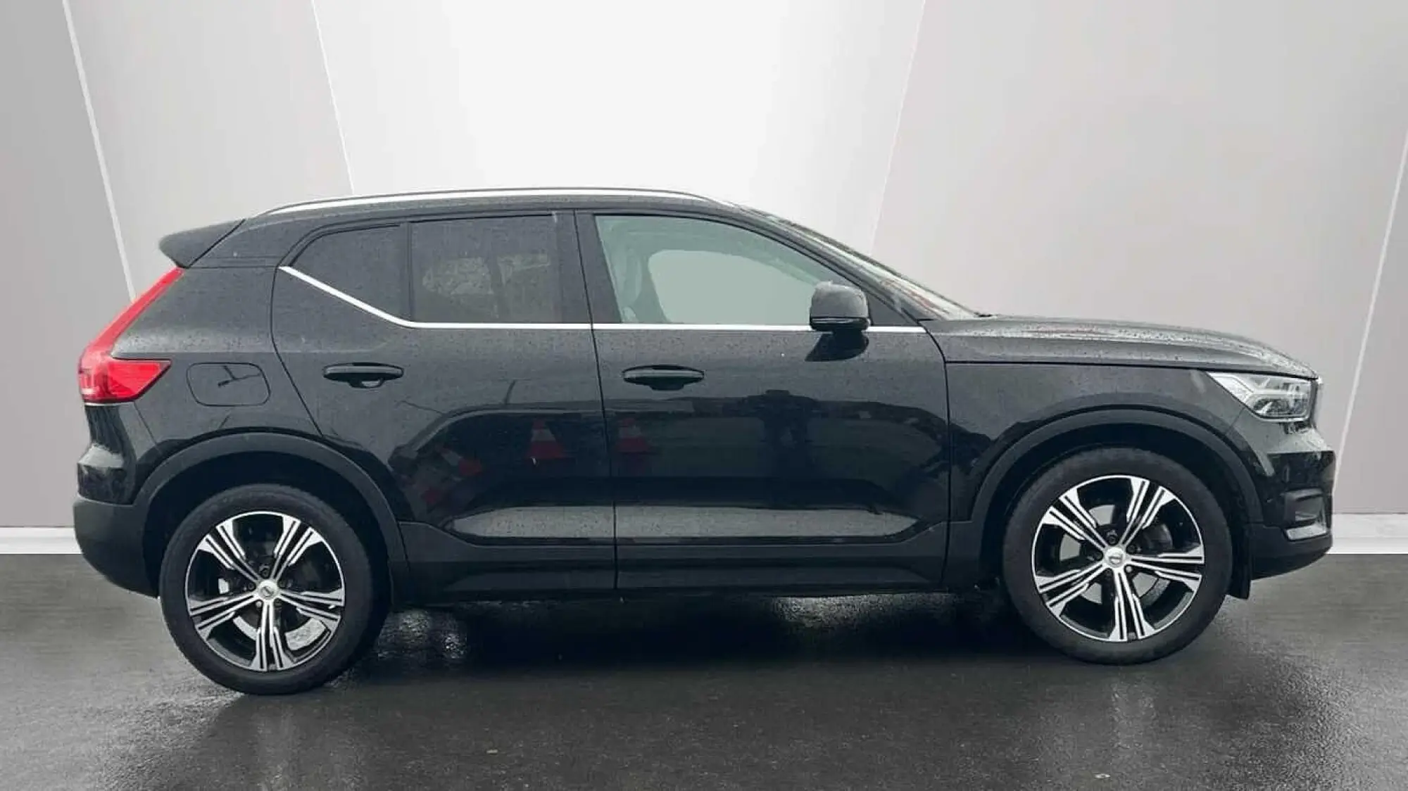 Volvo XC40 2.0 D4 Inscription Pro Auto AWD Euro 6 (s/s) 5dr RJ69UNR Image 3