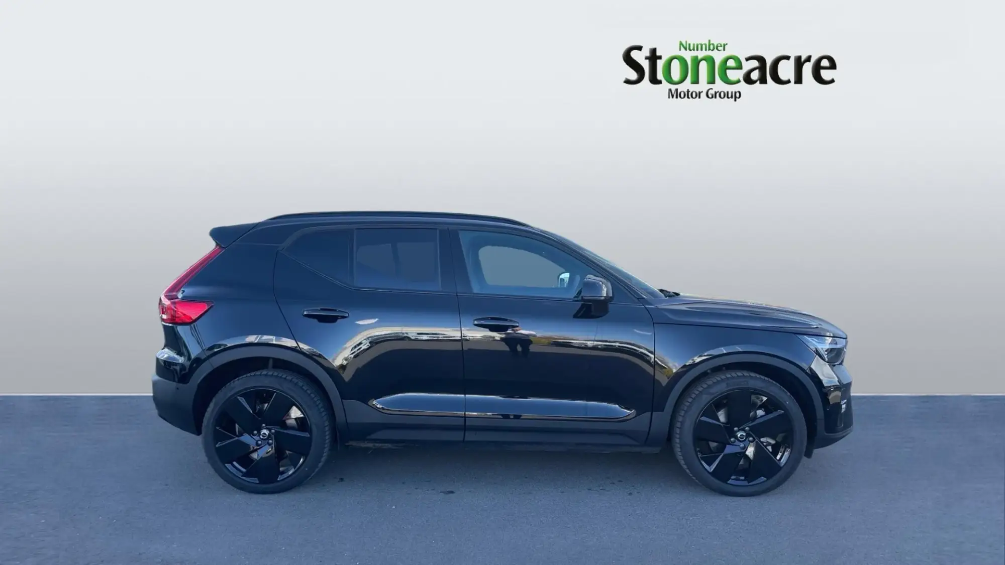 Volvo EX40 Single Motor Extended Range 82kWh Ultra Black Edition Auto 5dr FY26JNJ Image 3