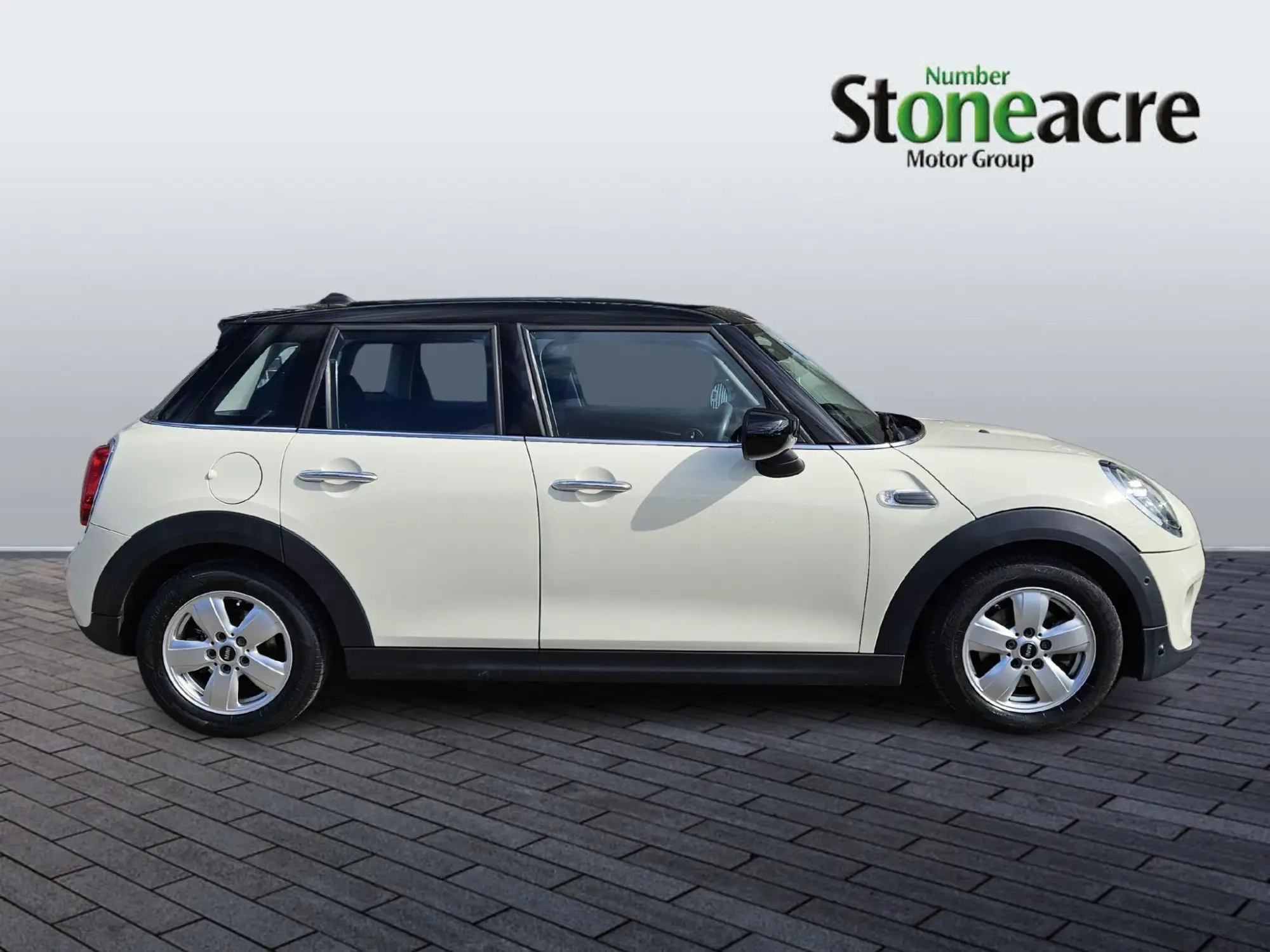 MINI Hatch 5-Door Hatch Cooper Classic NK70VXU Image 2