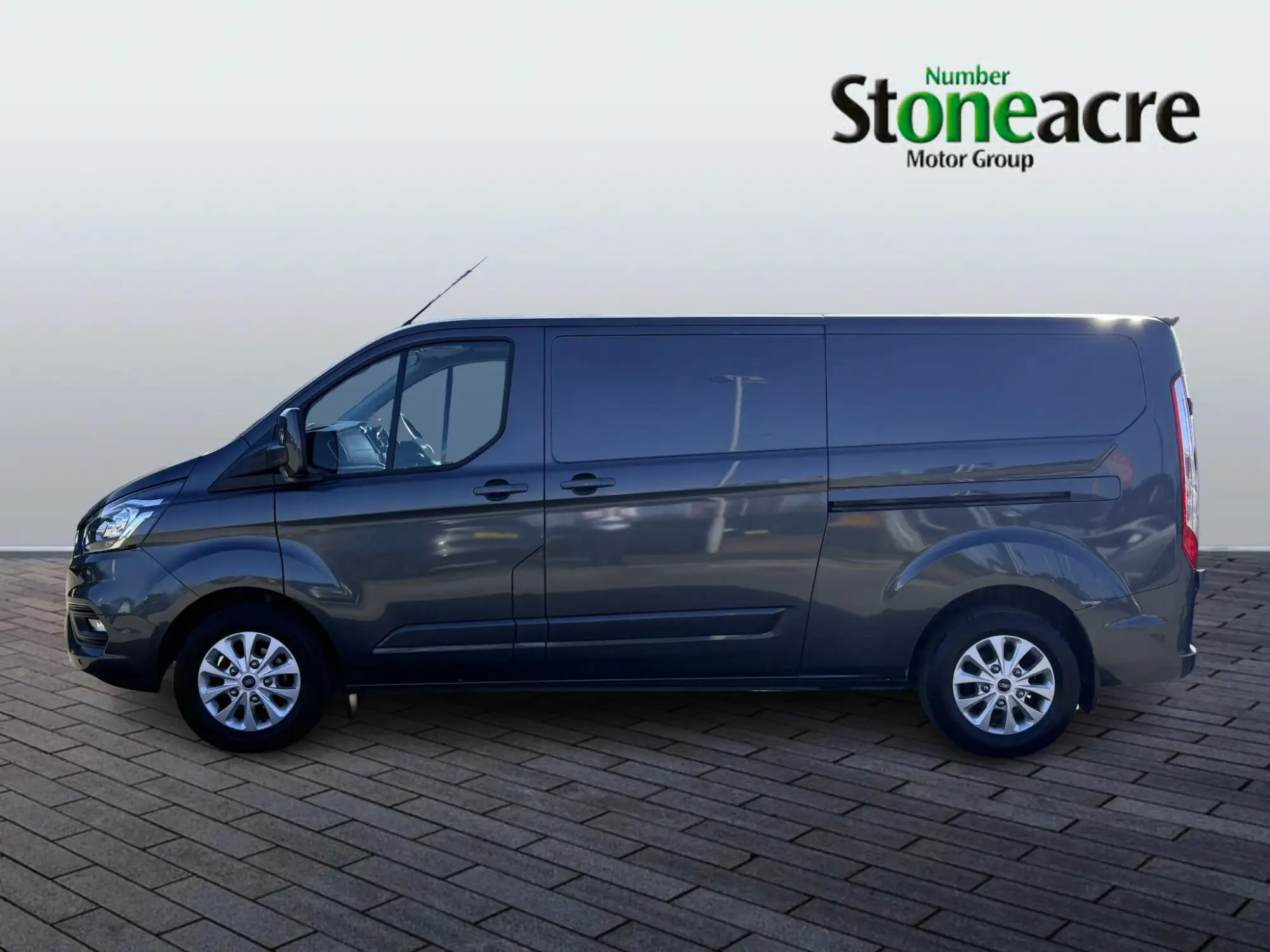Ford Transit Custom 2.0 300 EcoBlue Limited L2 H1 Euro 6 (s/s) 5dr V15GNS Image 3