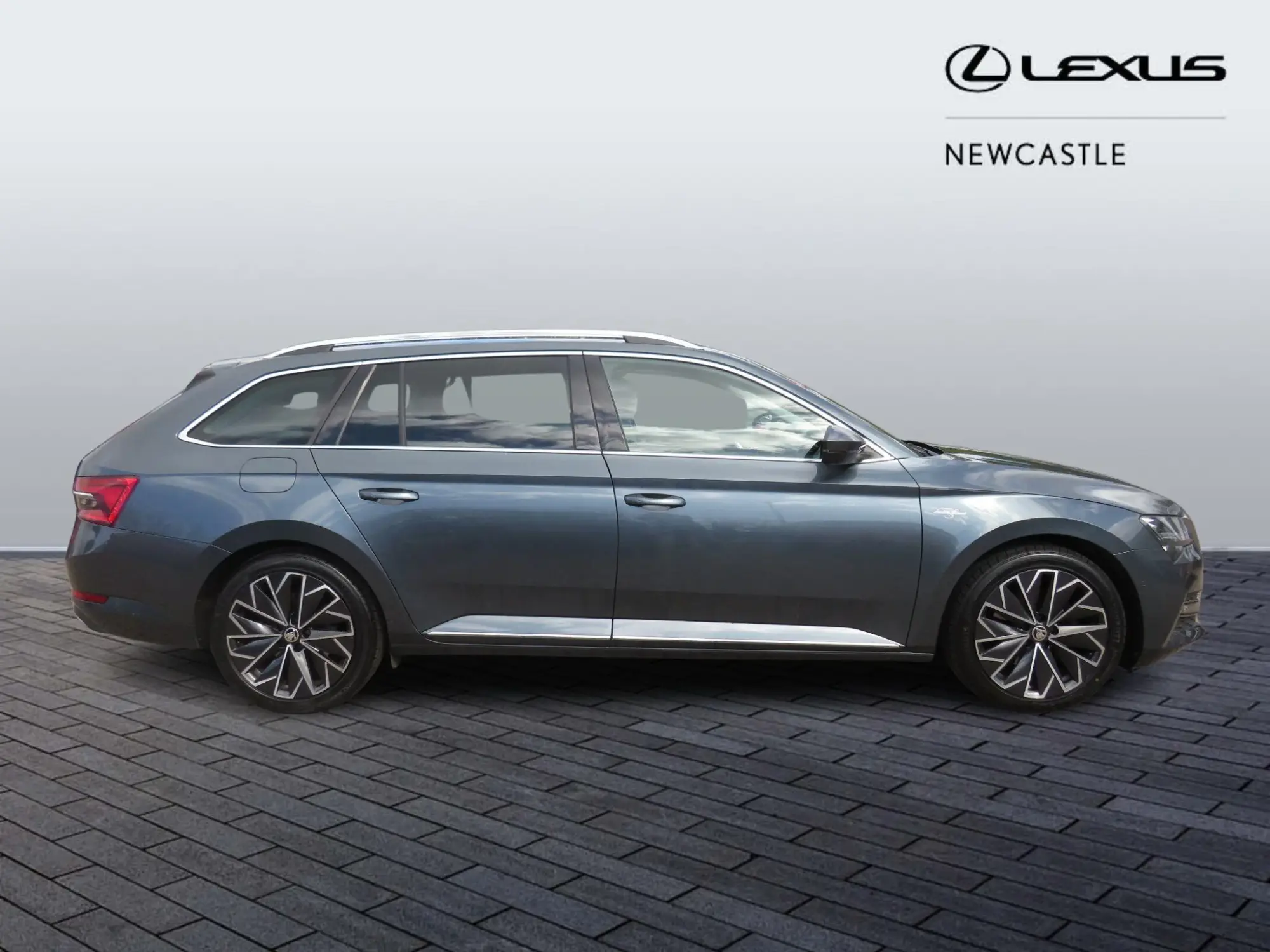 Skoda Superb 2.0 TDI Laurin & Klement DSG Euro 6 (s/s) 5dr EU22ANV Image 2