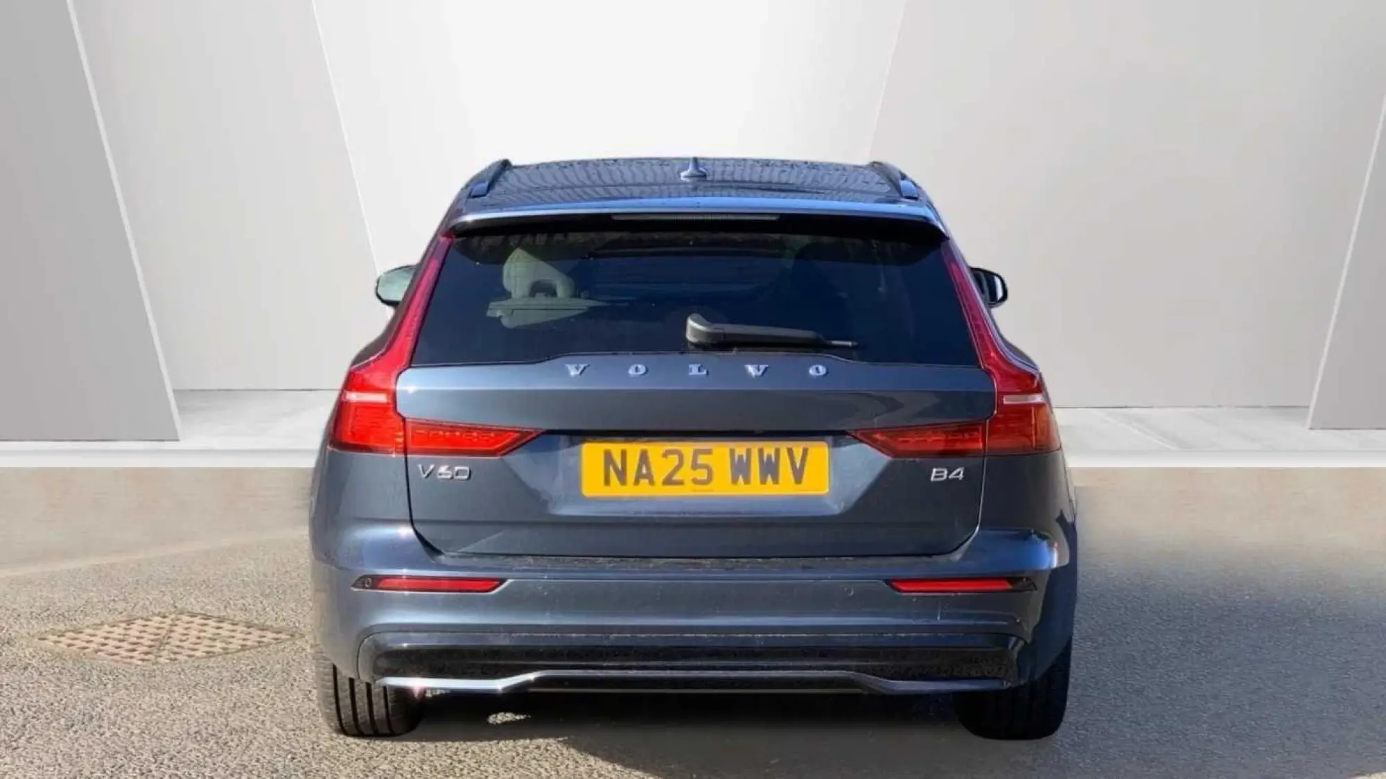 Volvo V60 2.0 B4 MHEV Ultra DCT Auto Euro 6 (s/s) 5dr NA25WWV Image 3