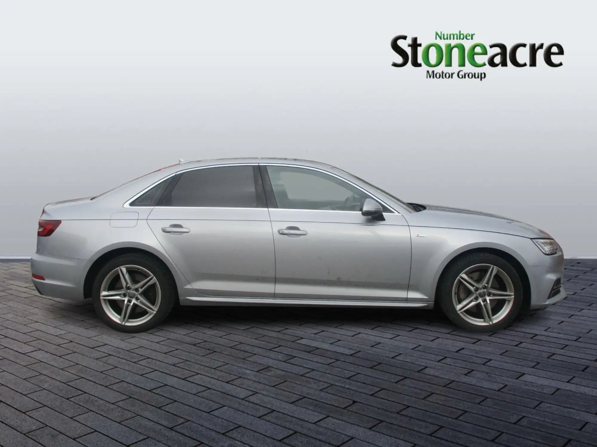 Audi A4 Saloon Image 2