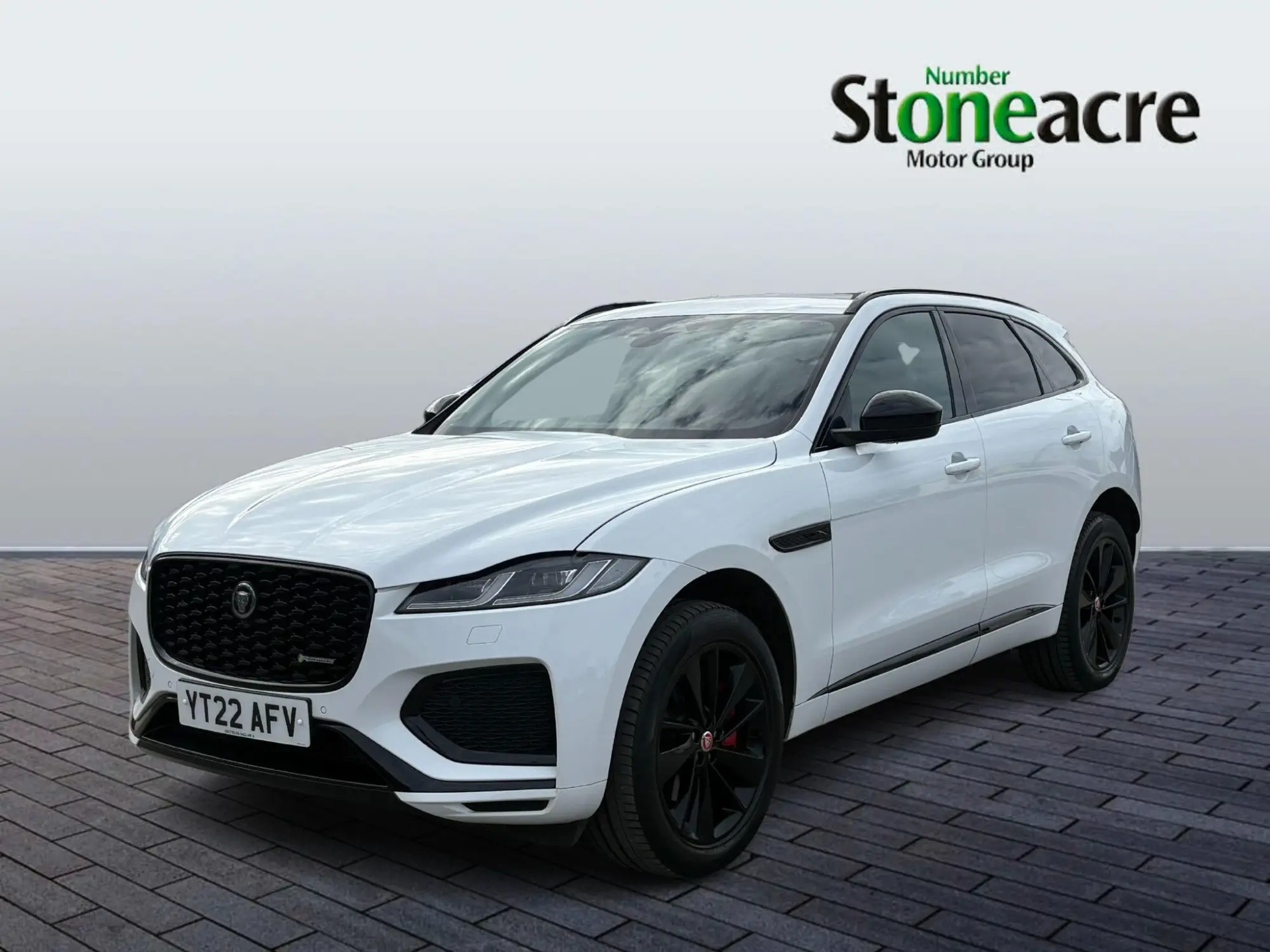 Jaguar F-Pace 2.0 D200 MHEV R-Dynamic Black Auto AWD Euro 6 (s/s) 5dr YT22AFV Image 3