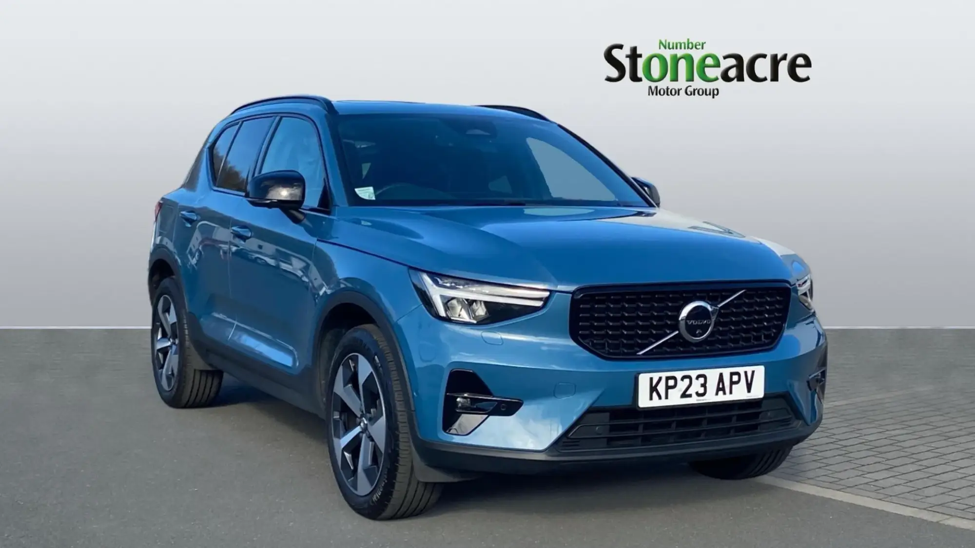 Volvo XC40 2.0 B4P Ultimate Dark 5dr Auto KP23APV Image 1