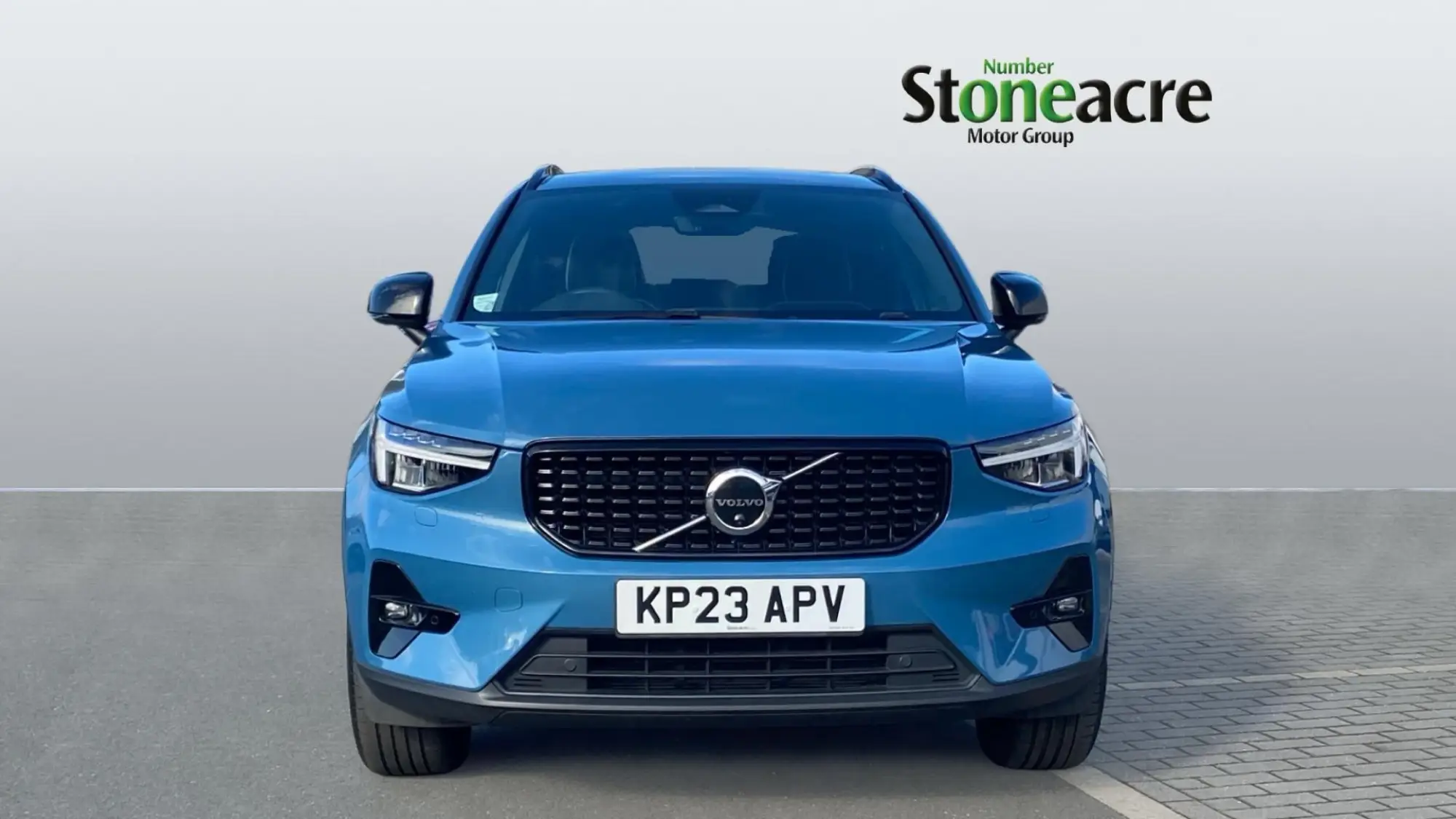 Volvo XC40 2.0 B4P Ultimate Dark 5dr Auto KP23APV Image 2