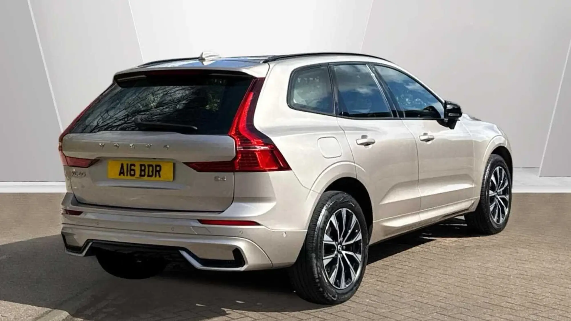 Volvo XC60 2.0 B4 MHEV Plus Auto Euro 6 (s/s) 5dr NX23KYR Image 2