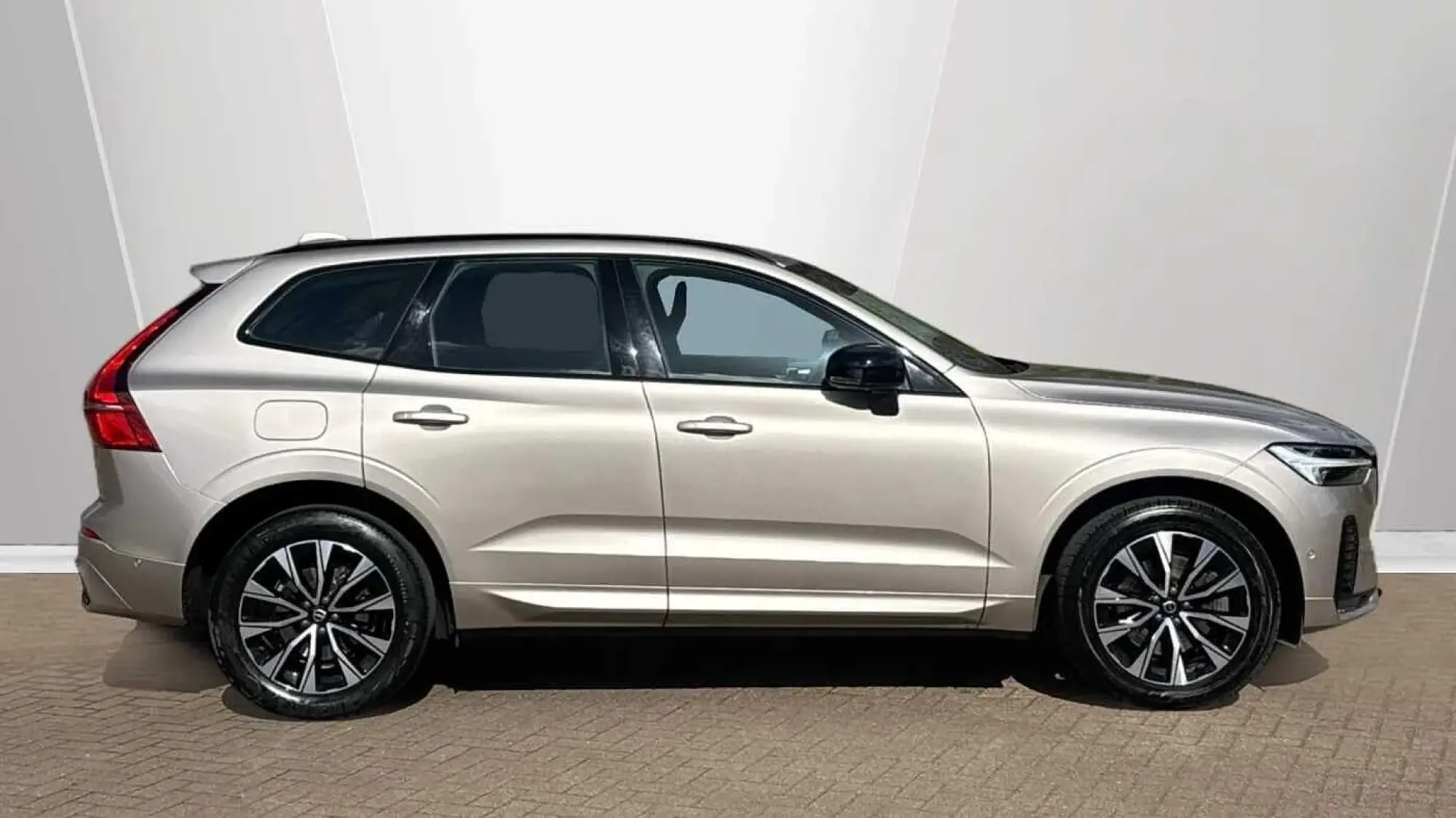 Volvo XC60 2.0 B4 MHEV Plus Auto Euro 6 (s/s) 5dr NX23KYR Image 3