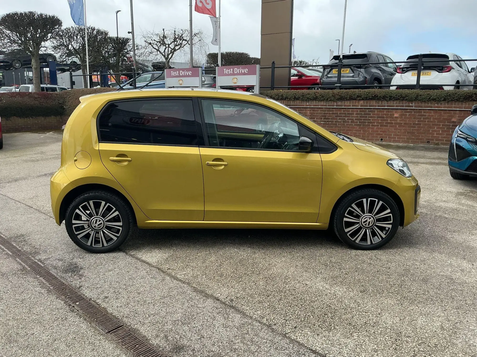 Volkswagen up! 1.0 BlueMotion Tech Move up! Euro 6 (s/s) 5dr ML18FMF Image 2