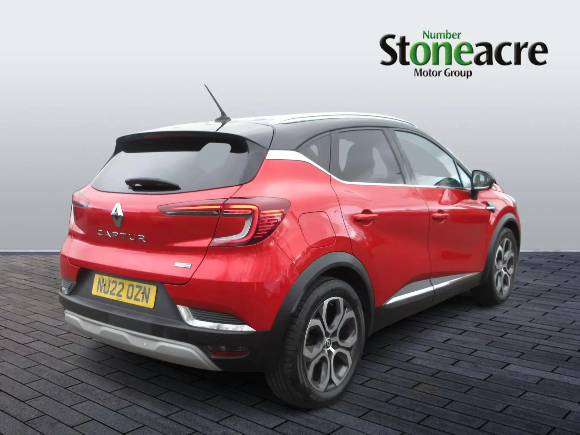Renault Captur E-Tech 1.6 E-TECH SE Edition Auto Euro 6 (s/s) 5dr NU22OZN Image 3