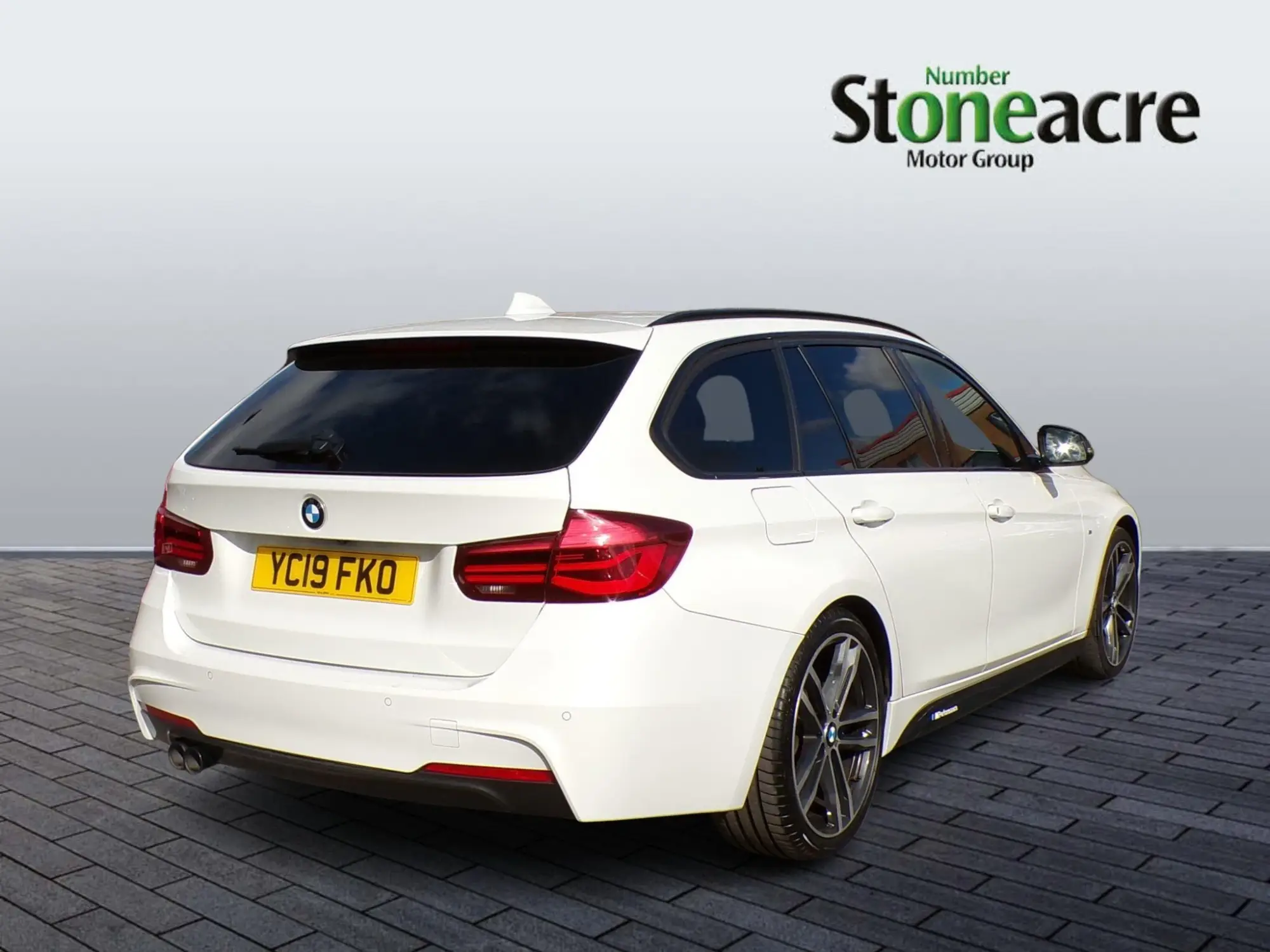 BMW 3 Series Touring 2.0 320d M Sport Shadow Edition Touring Auto Euro 6 (s/s) 5dr YC19FKO Image 3