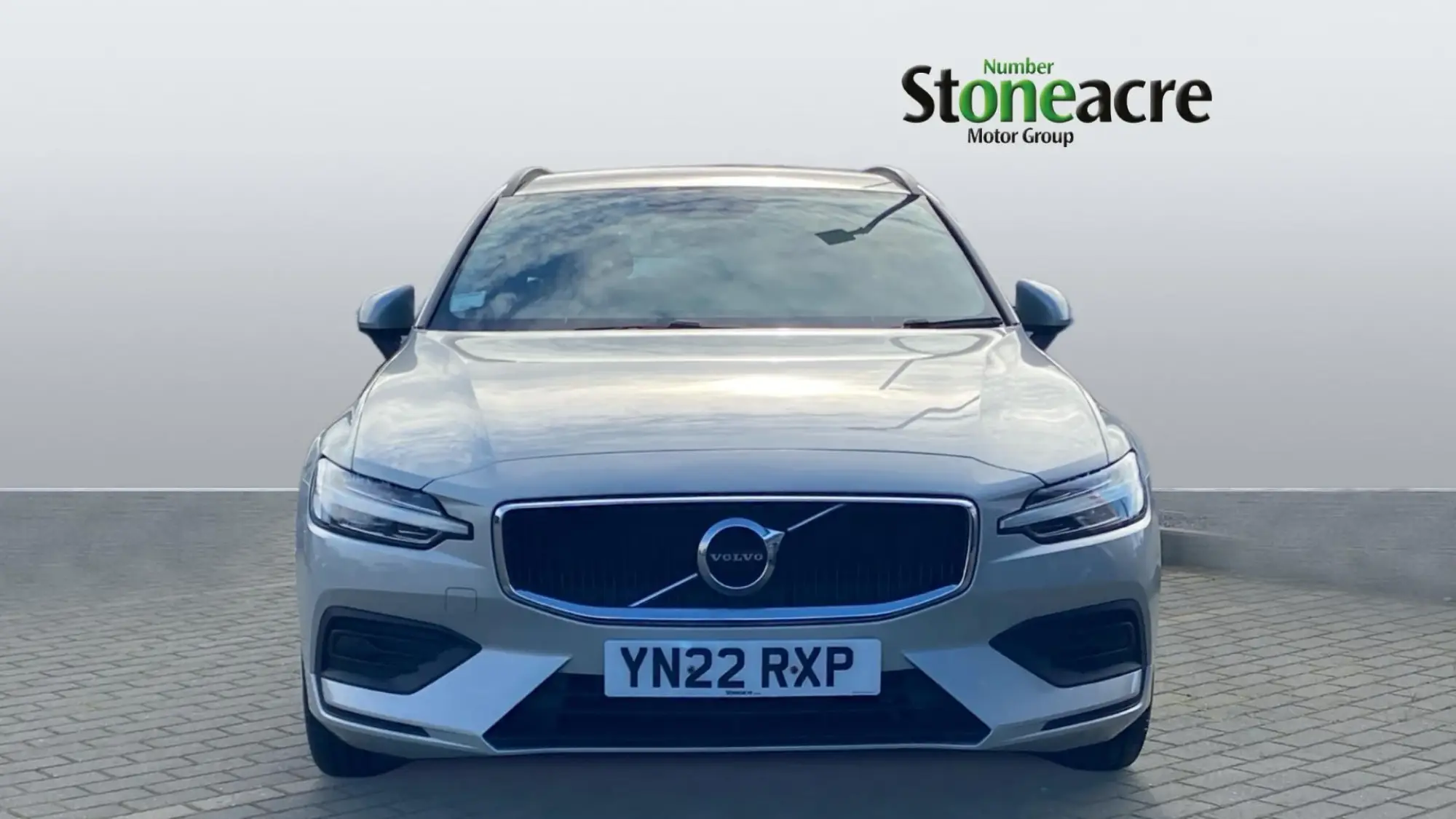 Volvo V60 2.0 B3P Momentum 5dr Auto YN22RXP Image 2