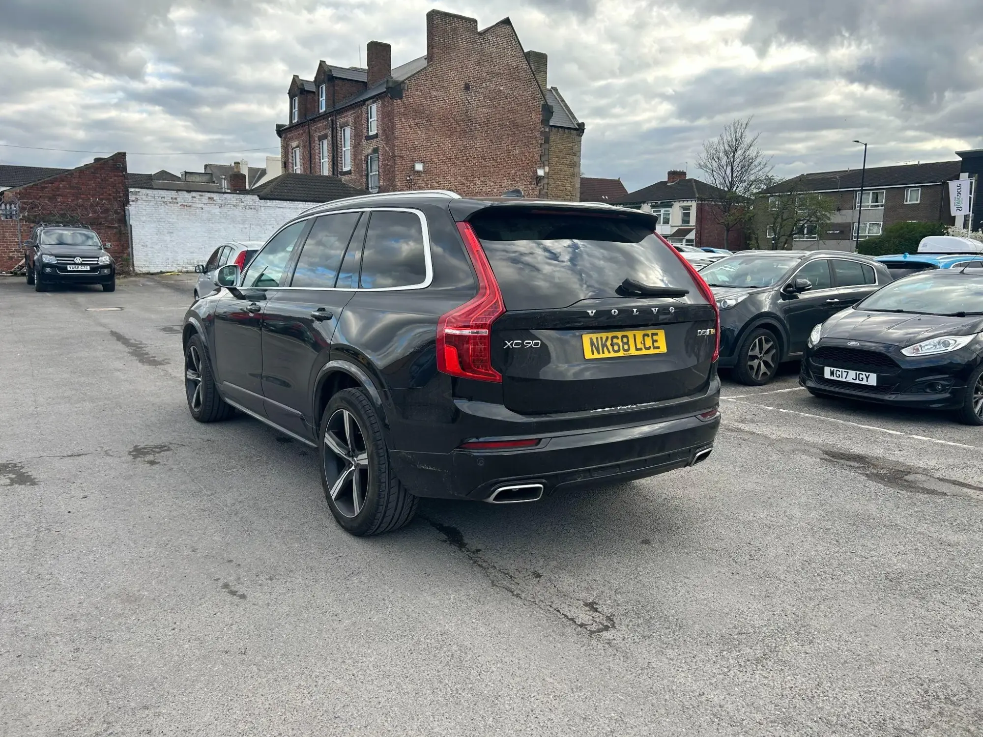 Volvo XC90 2.0 D5 PowerPulse R DESIGN 5dr AWD Geartronic NK68LCE Image 3
