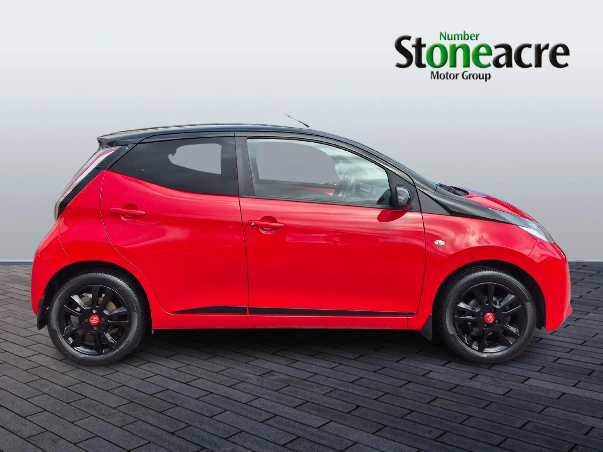 Toyota Aygo 1.0 VVT-i x-cite 4 Red Bi-Tone Euro 6 5dr YC18BYX Image 2