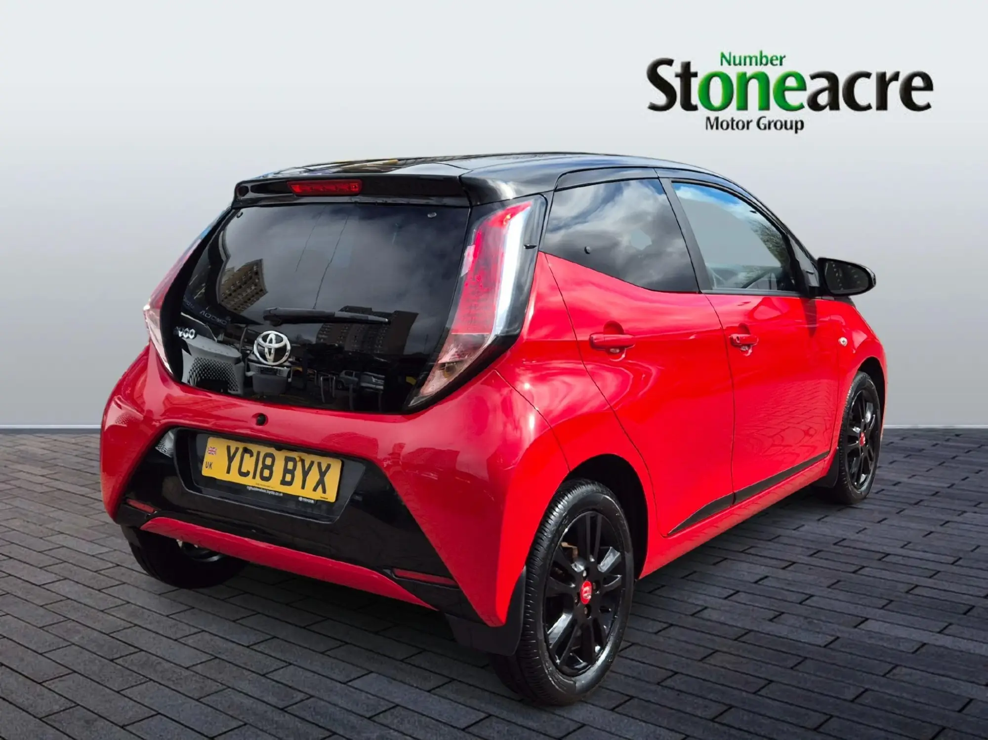Toyota Aygo 1.0 VVT-i x-cite 4 Red Bi-Tone Euro 6 5dr YC18BYX Image 3