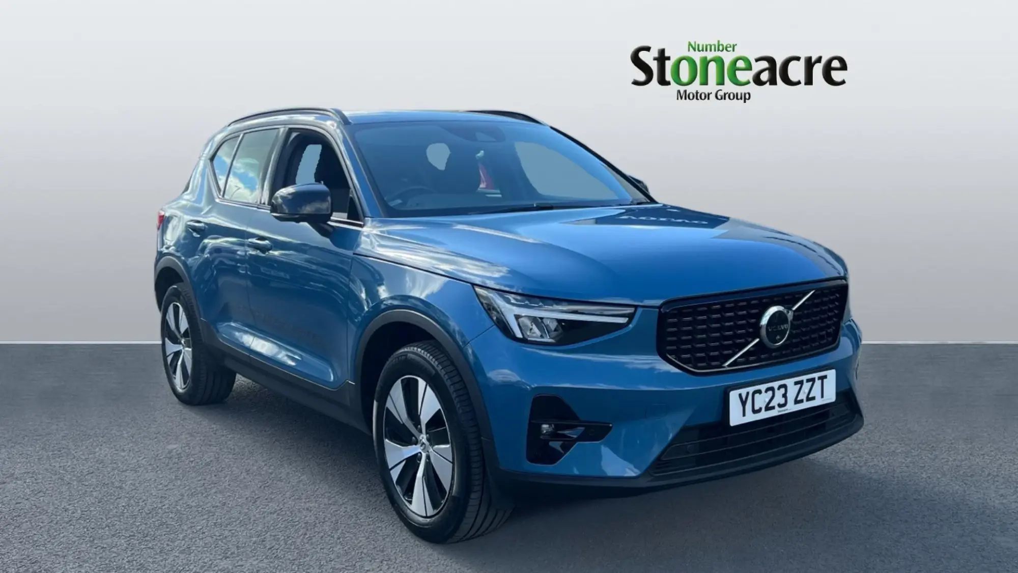 Volvo XC40 Plus T4 (211 hp) Auto YC23ZZT Image 1