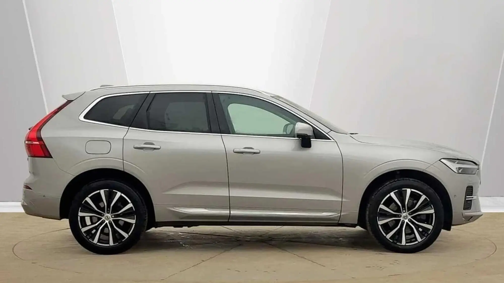 Volvo XC60 2.0 B5 MHEV Ultra Bright Auto AWD Euro 6 (s/s) 5dr RV25WMP Image 2