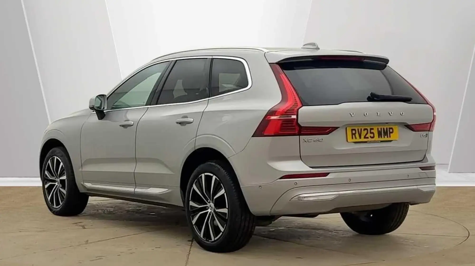 Volvo XC60 2.0 B5 MHEV Ultra Bright Auto AWD Euro 6 (s/s) 5dr RV25WMP Image 3