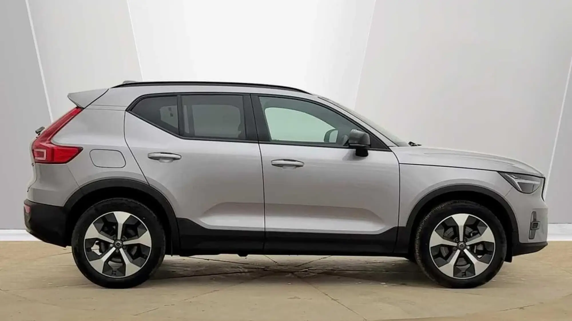 Volvo XC40 2.0 B3P Plus Dark 5dr Auto RJ25WMD Image 2