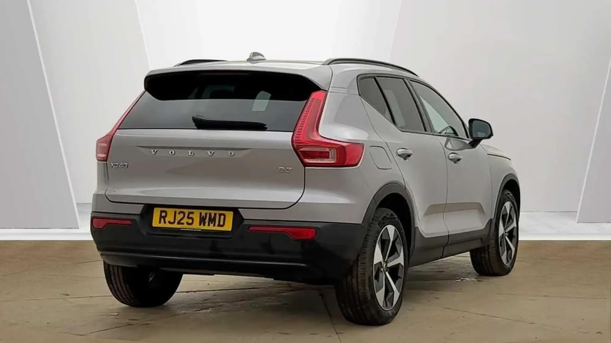 Volvo XC40 2.0 B3P Plus Dark 5dr Auto RJ25WMD Image 3