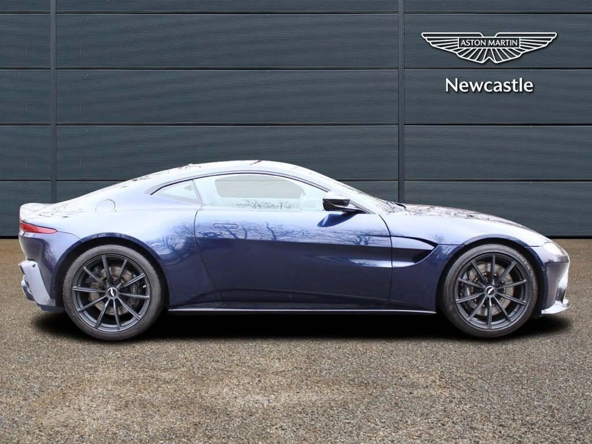 Aston Martin Vantage Image 2