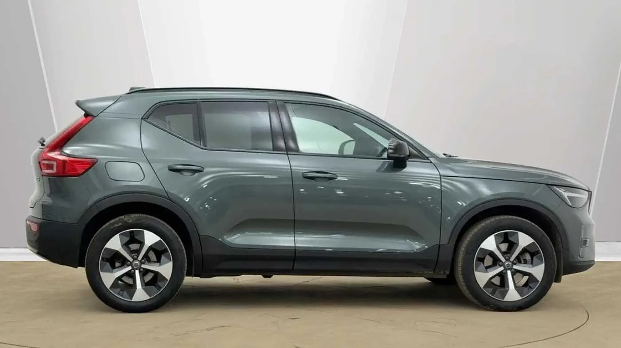 Volvo XC40 2.0 B3P Plus Dark 5dr Auto OY75LNA Image 2