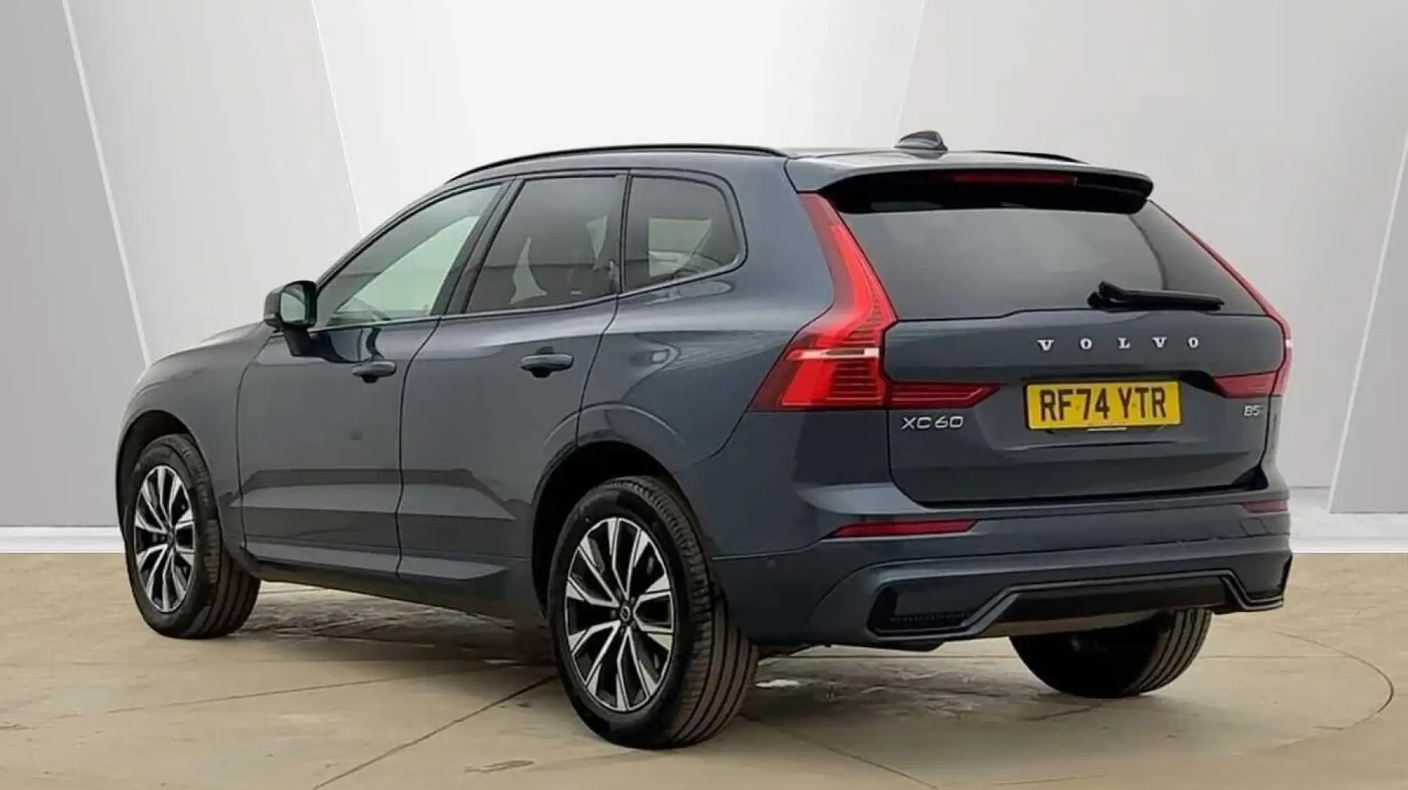 Volvo XC60 Plus Dark B5 (250 hp) RF74YTR Image 3