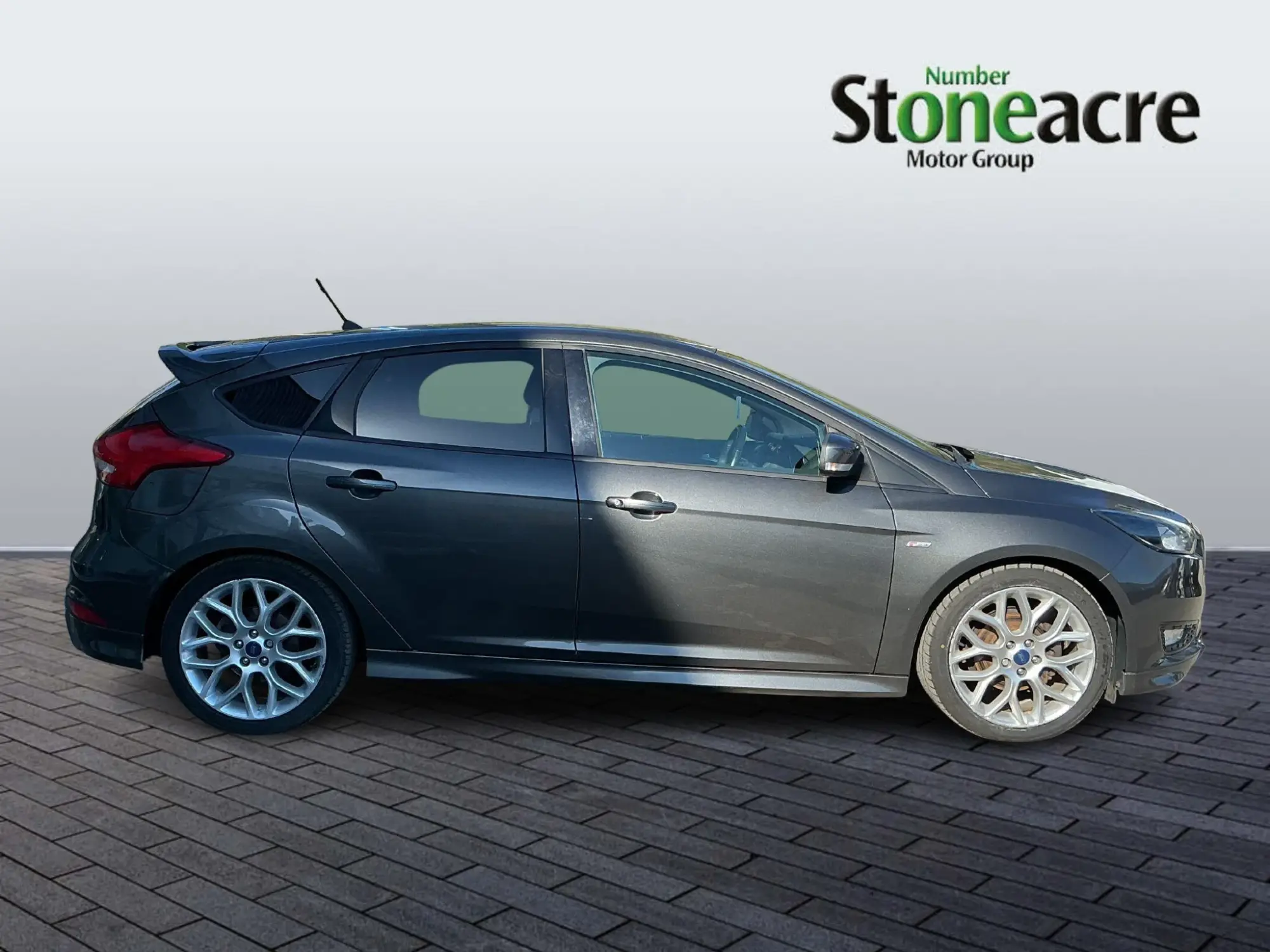 Ford Focus 1.0T EcoBoost ST-Line Euro 6 (s/s) 5dr OW67FDN Image 2