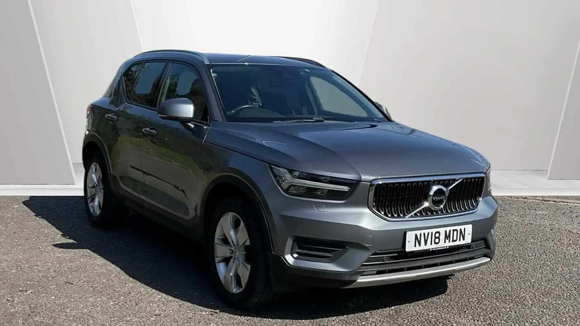 Volvo XC40 2.0 T4 Momentum 5dr AWD Geartronic NV18MDN Image 1
