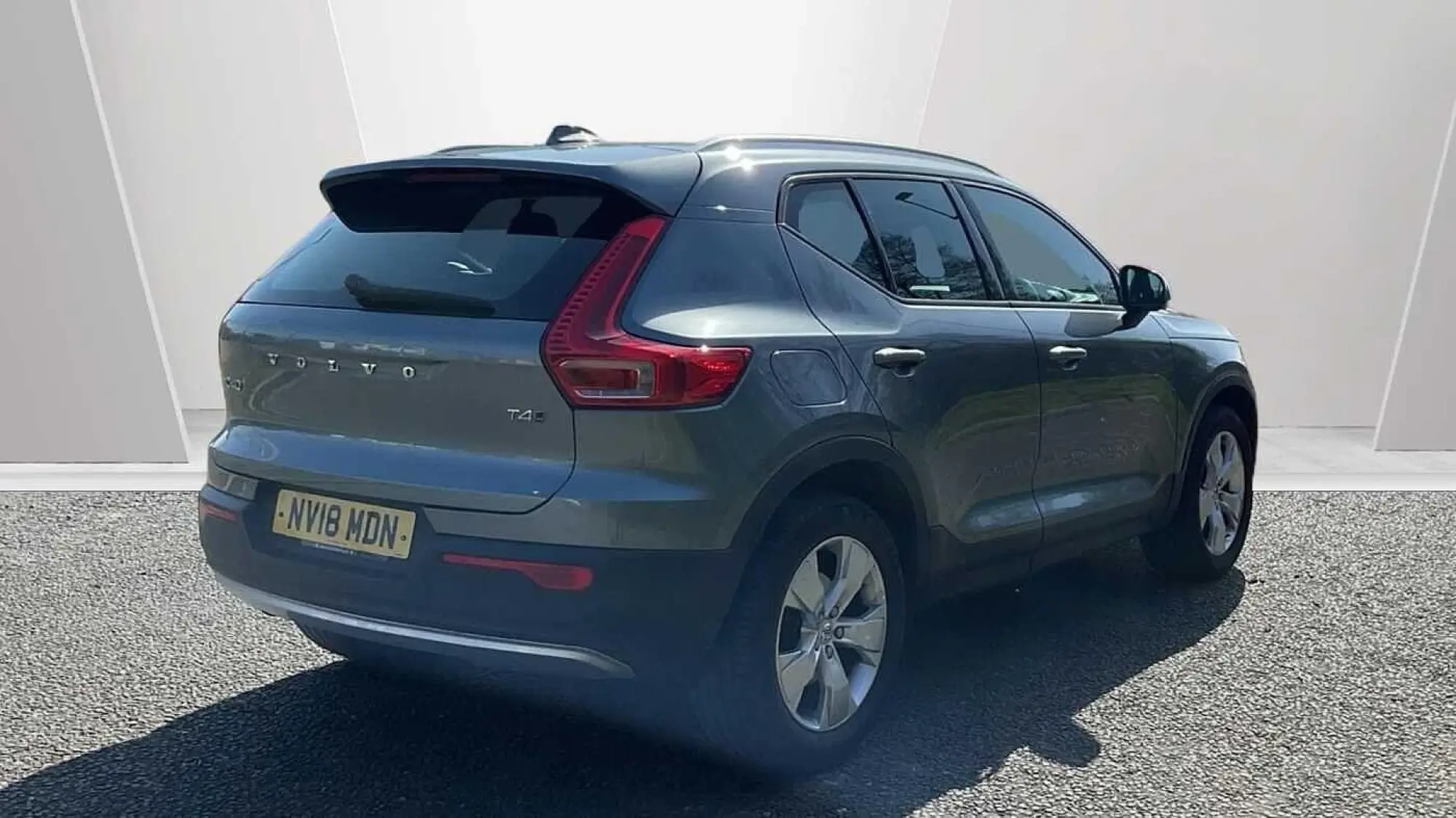 Volvo XC40 2.0 T4 Momentum 5dr AWD Geartronic NV18MDN Image 2