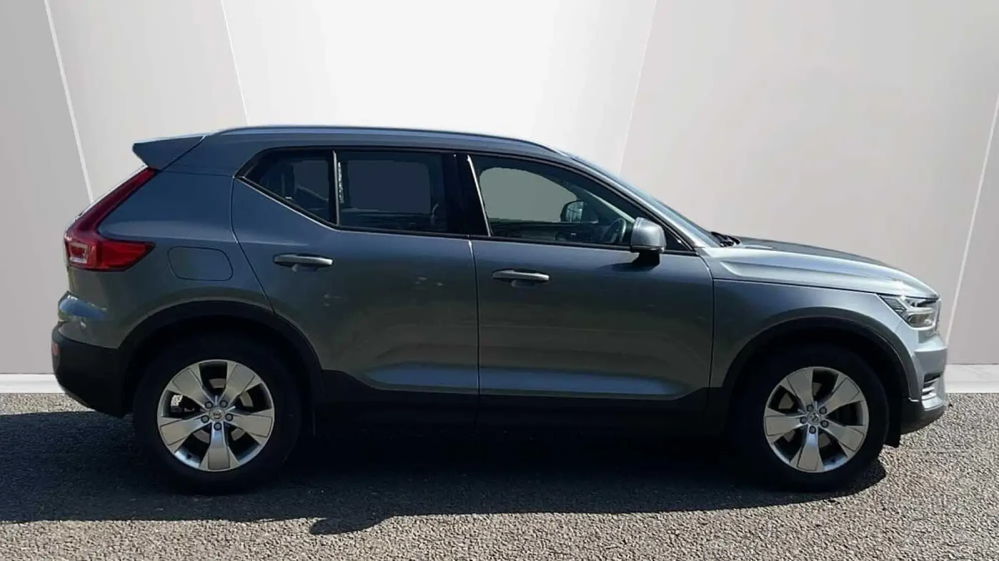 Volvo XC40 2.0 T4 Momentum 5dr AWD Geartronic NV18MDN Image 3