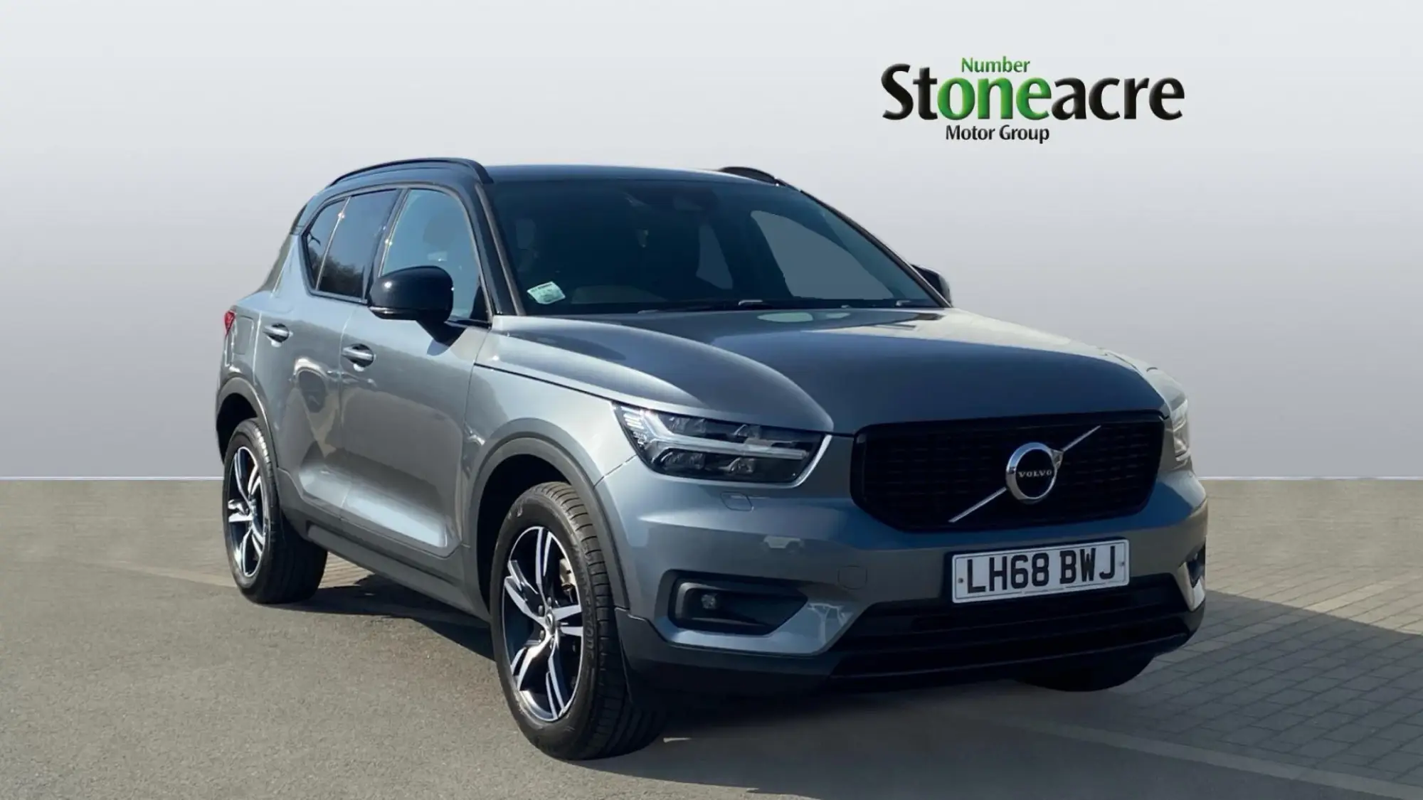 Volvo XC40 2.0 D4 R-Design Auto AWD Euro 6 (s/s) 5dr LH68BWJ Image 1