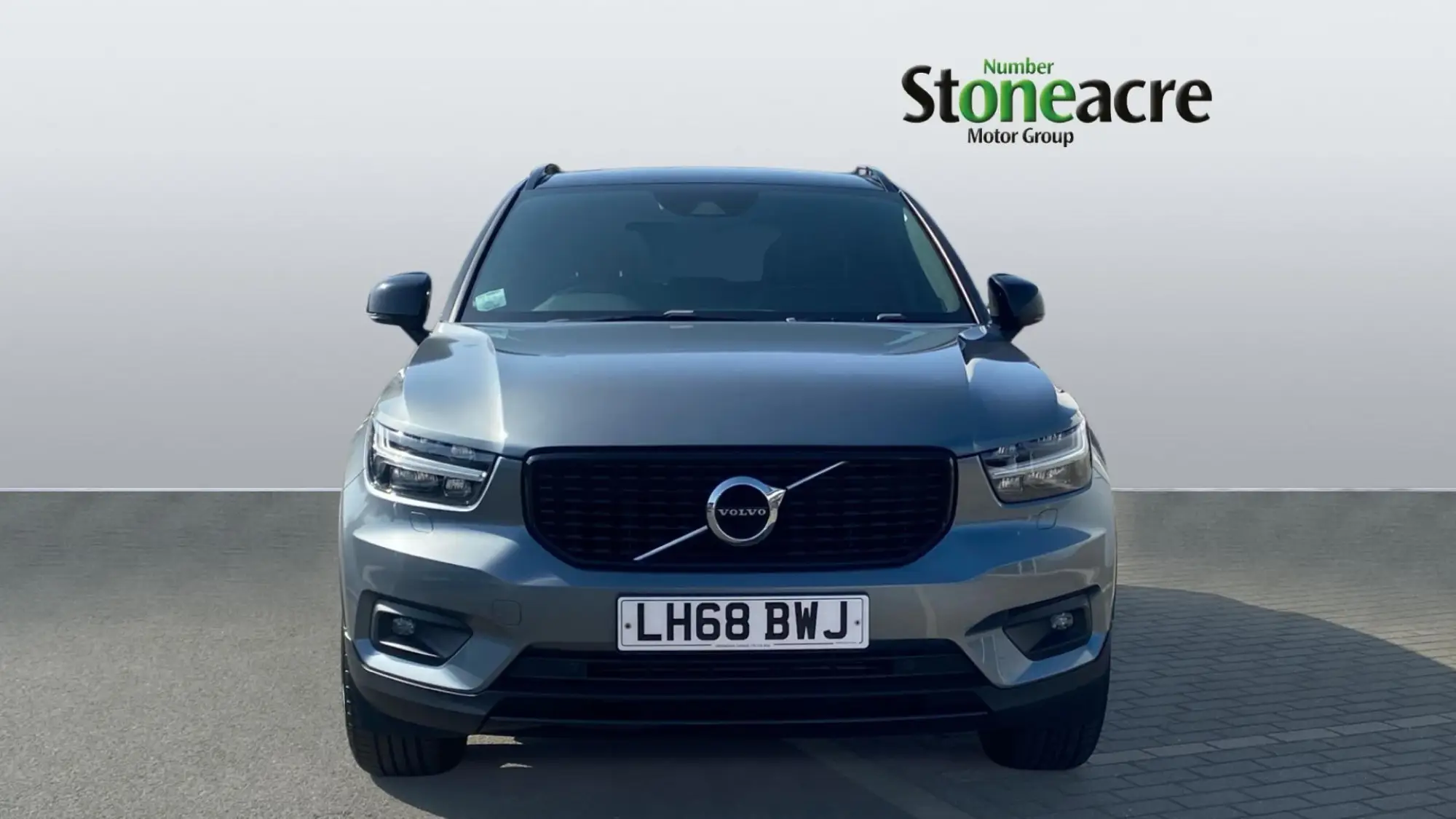 Volvo XC40 2.0 D4 R-Design Auto AWD Euro 6 (s/s) 5dr LH68BWJ Image 2