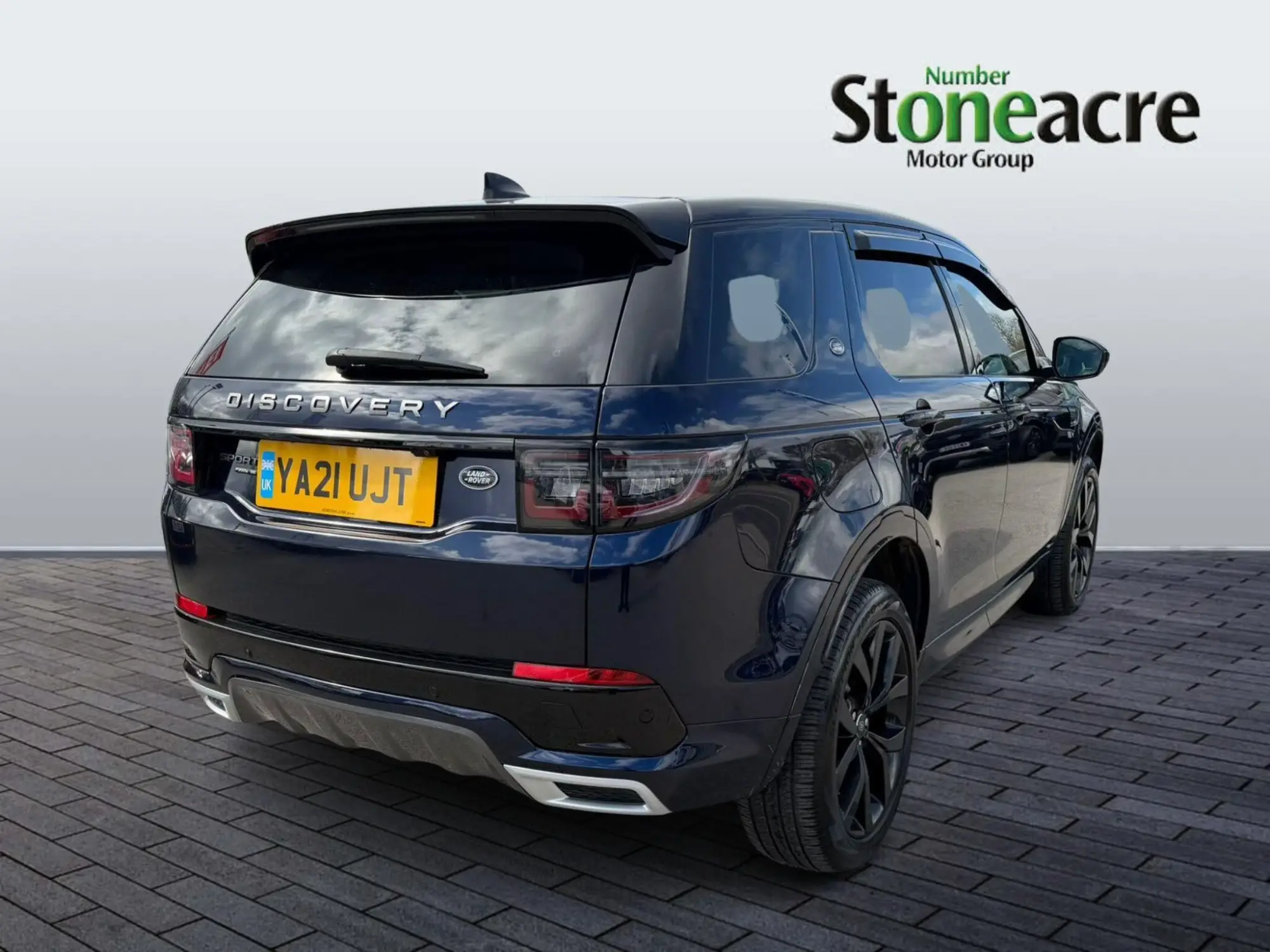 Land Rover Discovery Sport 1.5 P300e 12.2kWh R-Dynamic SE Auto 4WD Euro 6 (s/s) 5dr YA21UJT Image 3