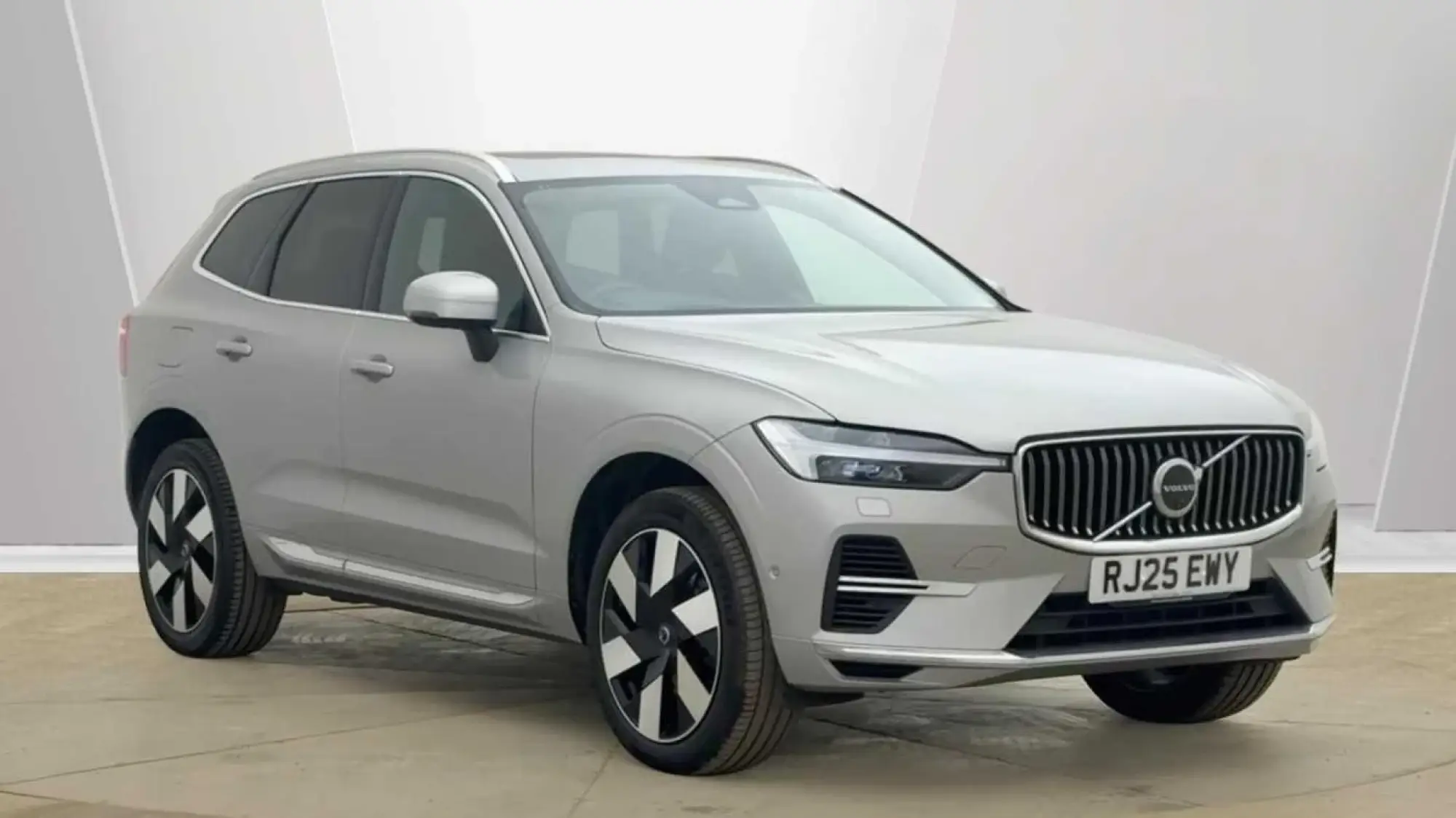 Volvo XC60 2.0h T8 18.8kWh Ultra Bright Auto AWD Euro 6 (s/s) 5dr RJ25EWY Image 1
