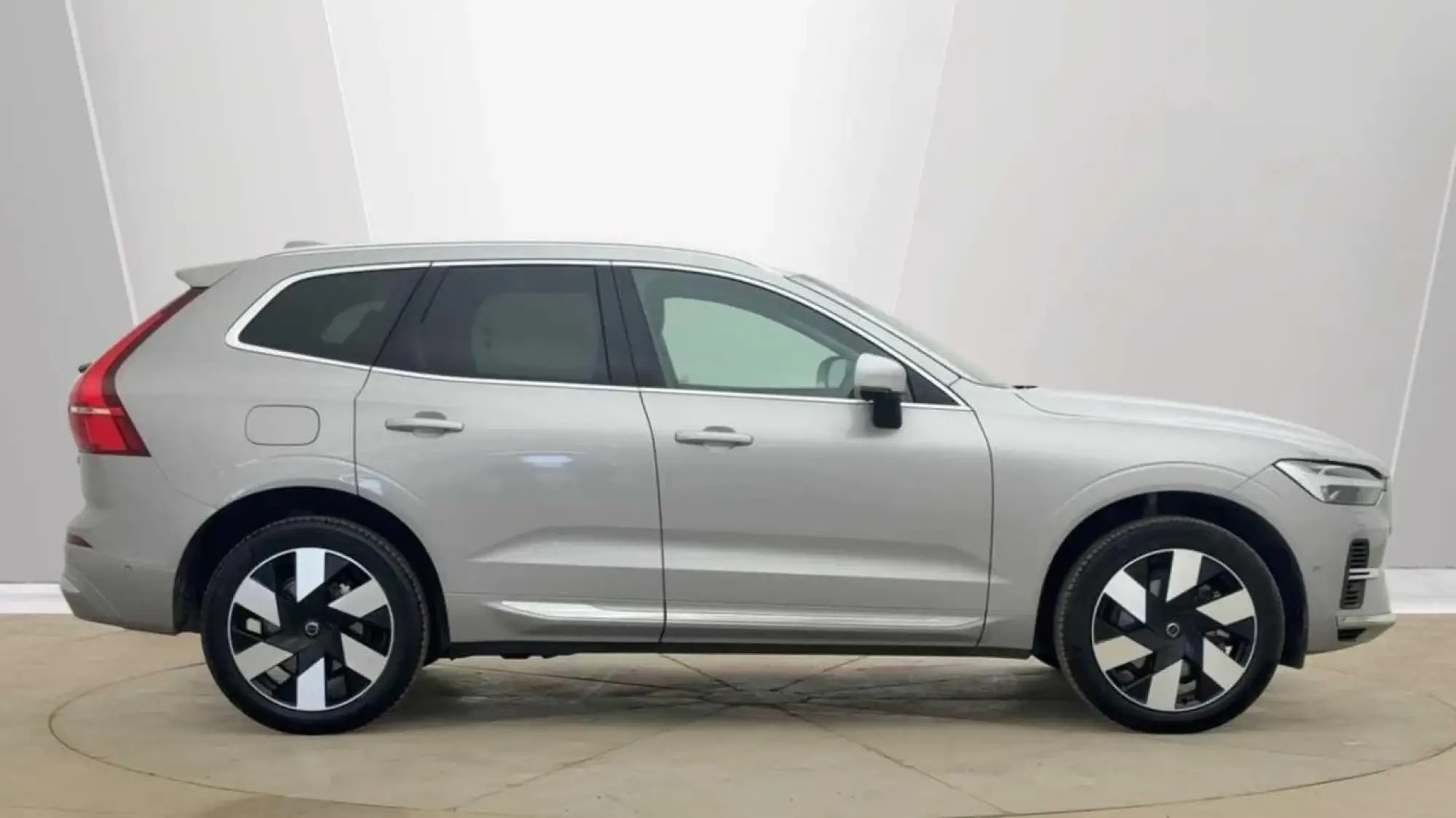 Volvo XC60 2.0h T8 18.8kWh Ultra Bright Auto AWD Euro 6 (s/s) 5dr RJ25EWY Image 2