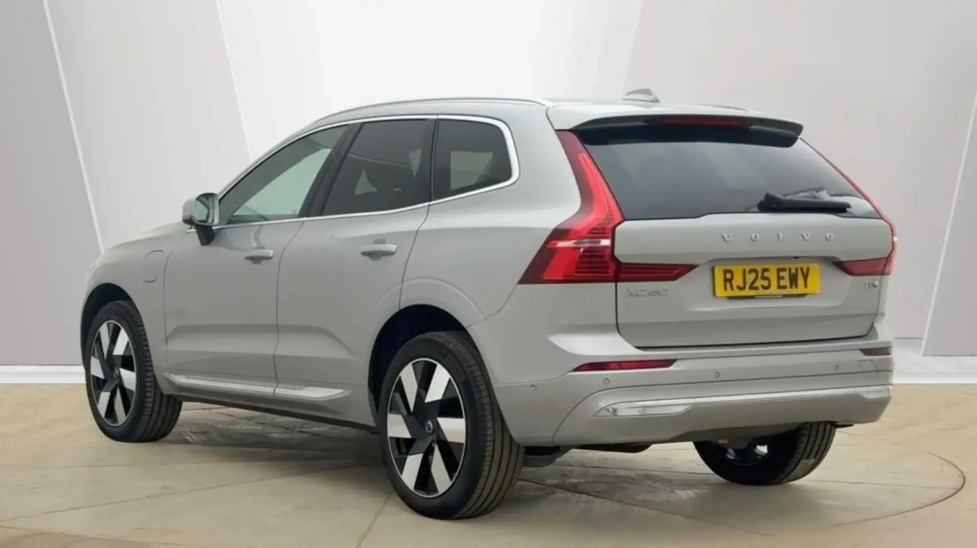 Volvo XC60 2.0h T8 18.8kWh Ultra Bright Auto AWD Euro 6 (s/s) 5dr RJ25EWY Image 3
