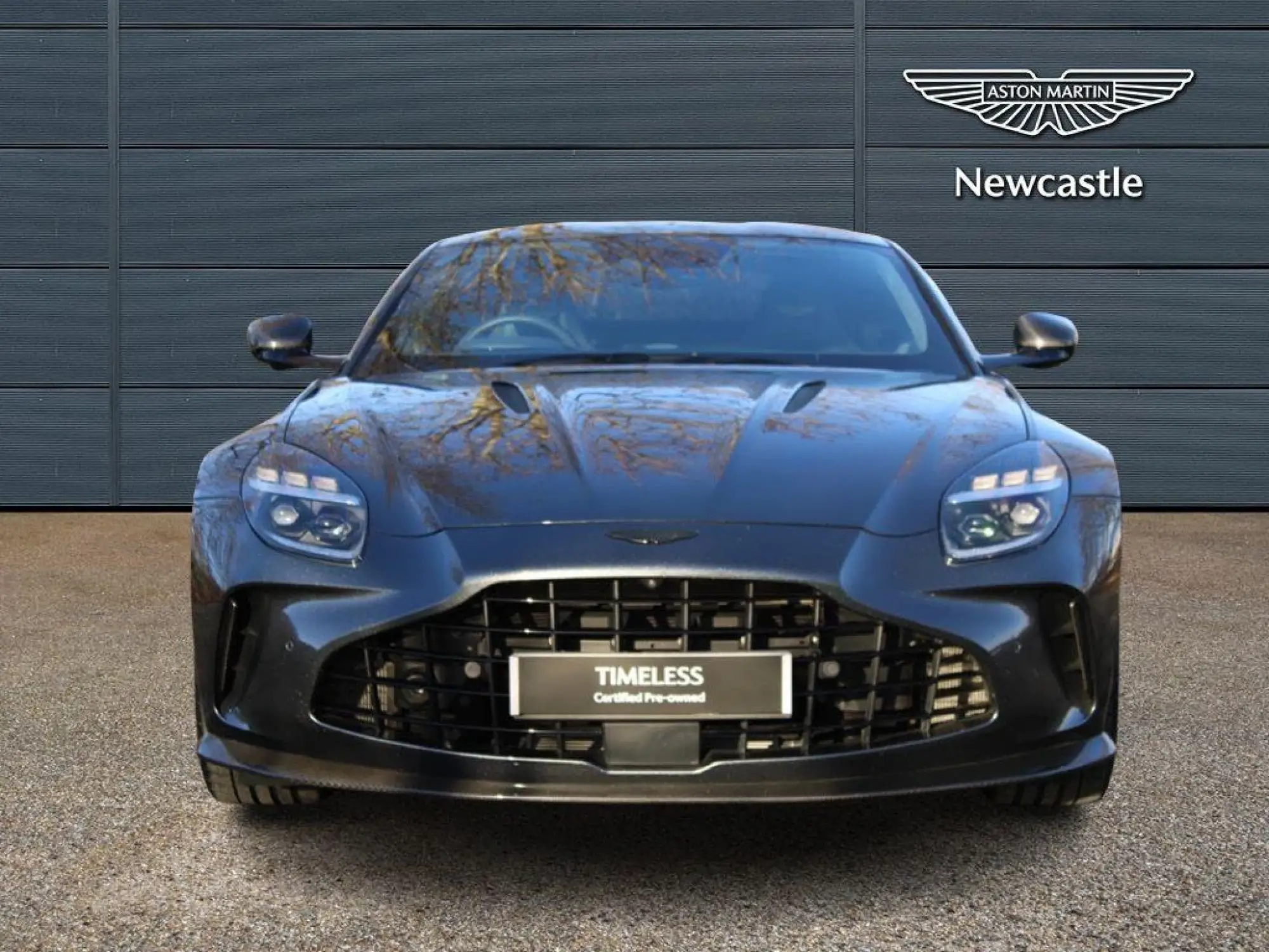 Aston Martin Vantage Image 2