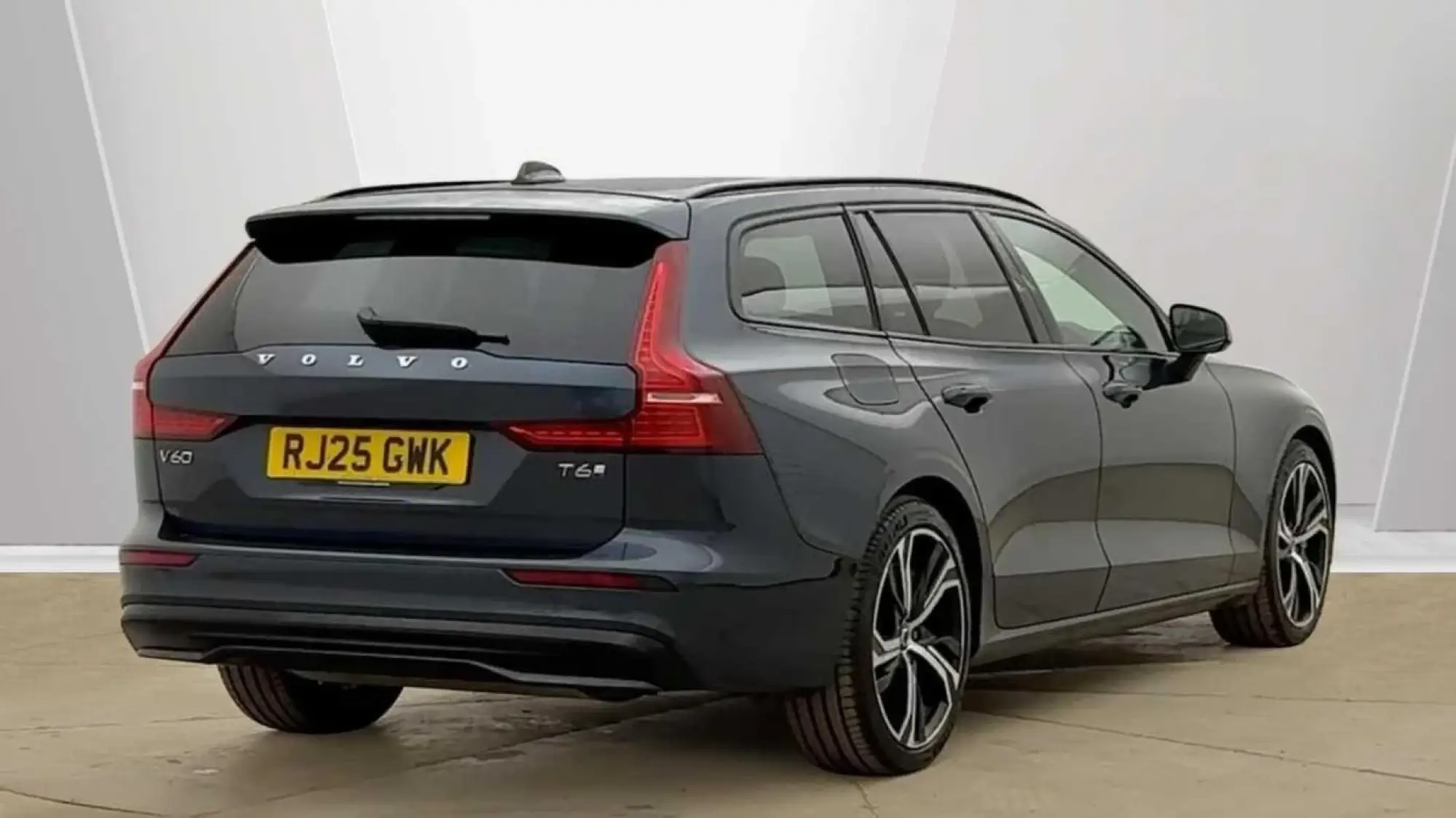 Volvo V60 Plug-In Hybrid 2.0 T6 18.8kWh Plus Auto AWD Euro 6 (s/s) 5dr RJ25GWK Image 3