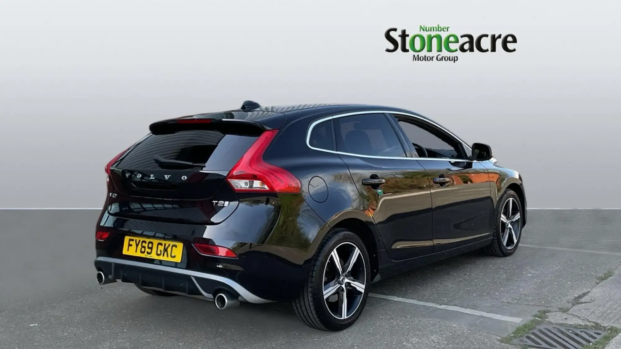 Volvo V40 2.0 T2 R-Design Edition Euro 6 (s/s) 5dr FY69GKC Image 2